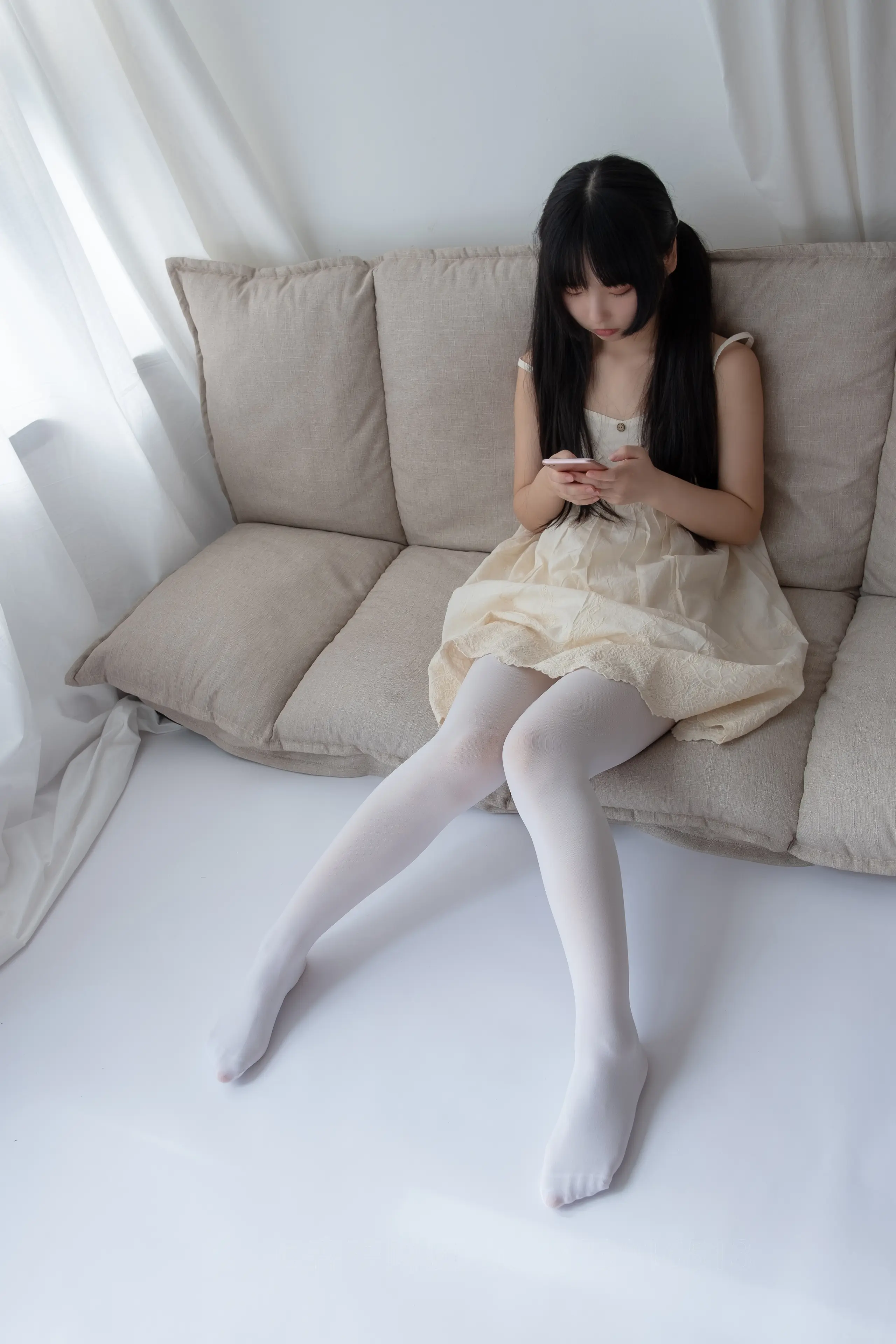 森萝财团 ALPHA 白丝女孩玩美足 [90P]