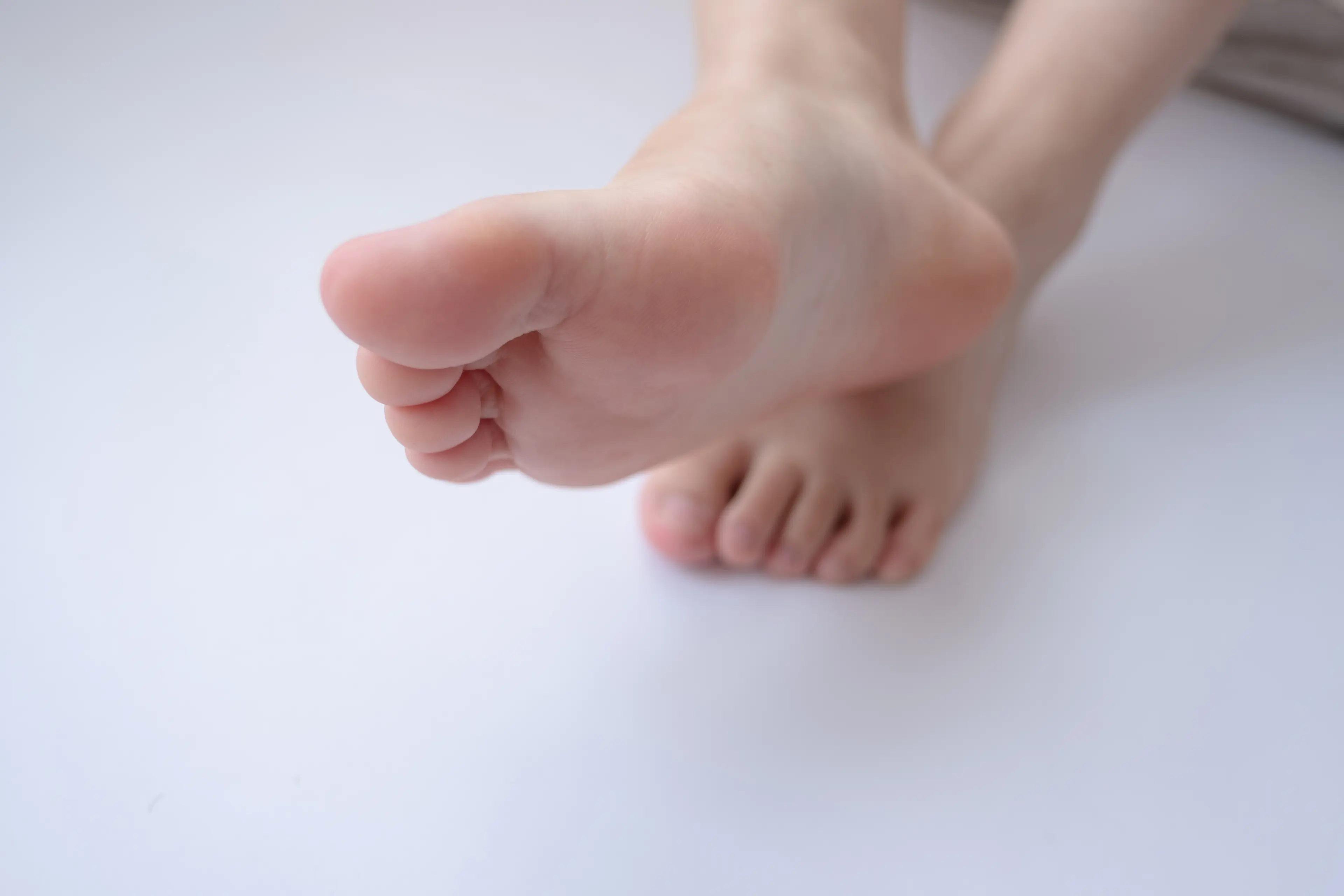 森萝财团 ALPHA 白丝女孩玩美足 [90P]