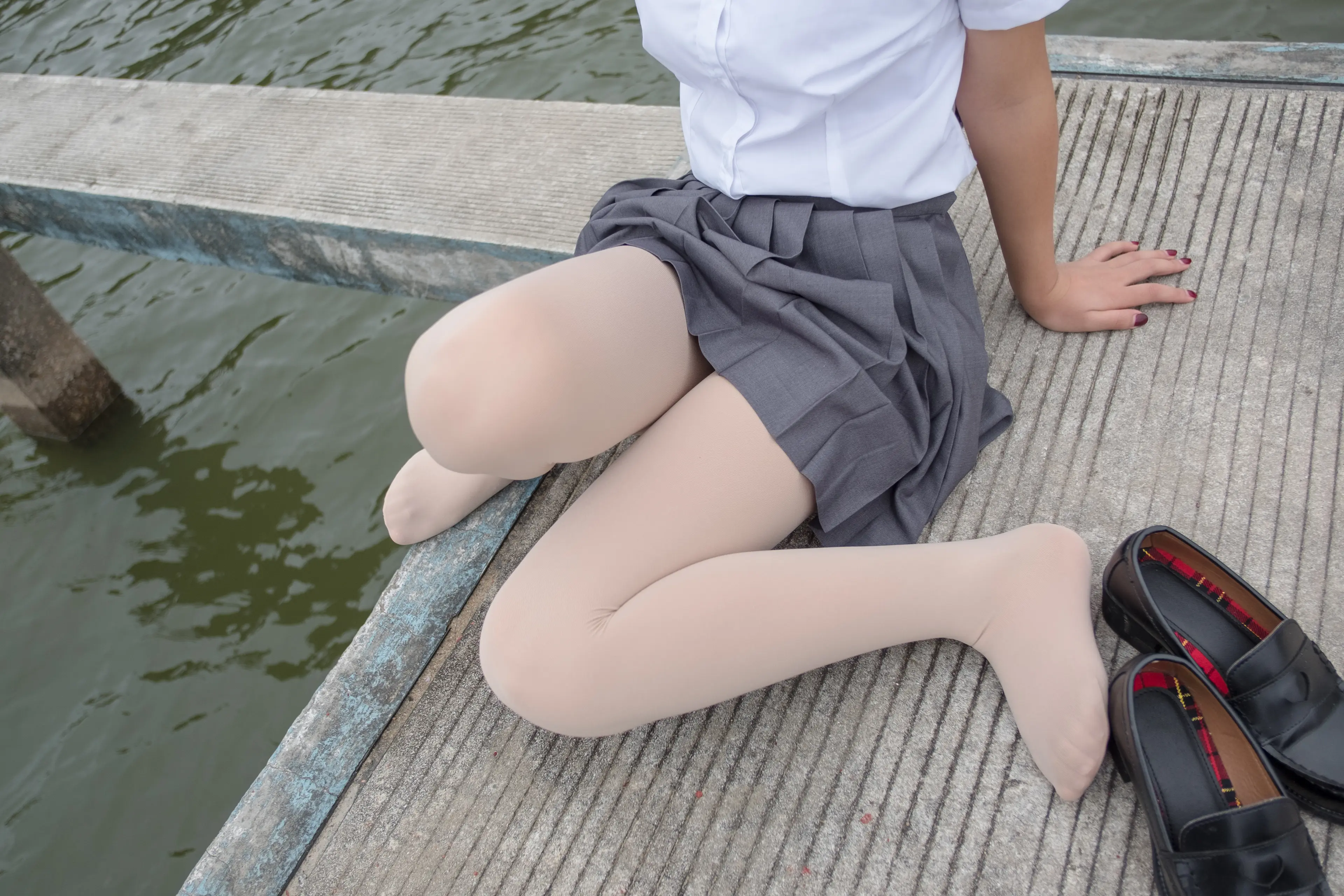 森萝财团 BETA 女生的白衬衣 [75P]