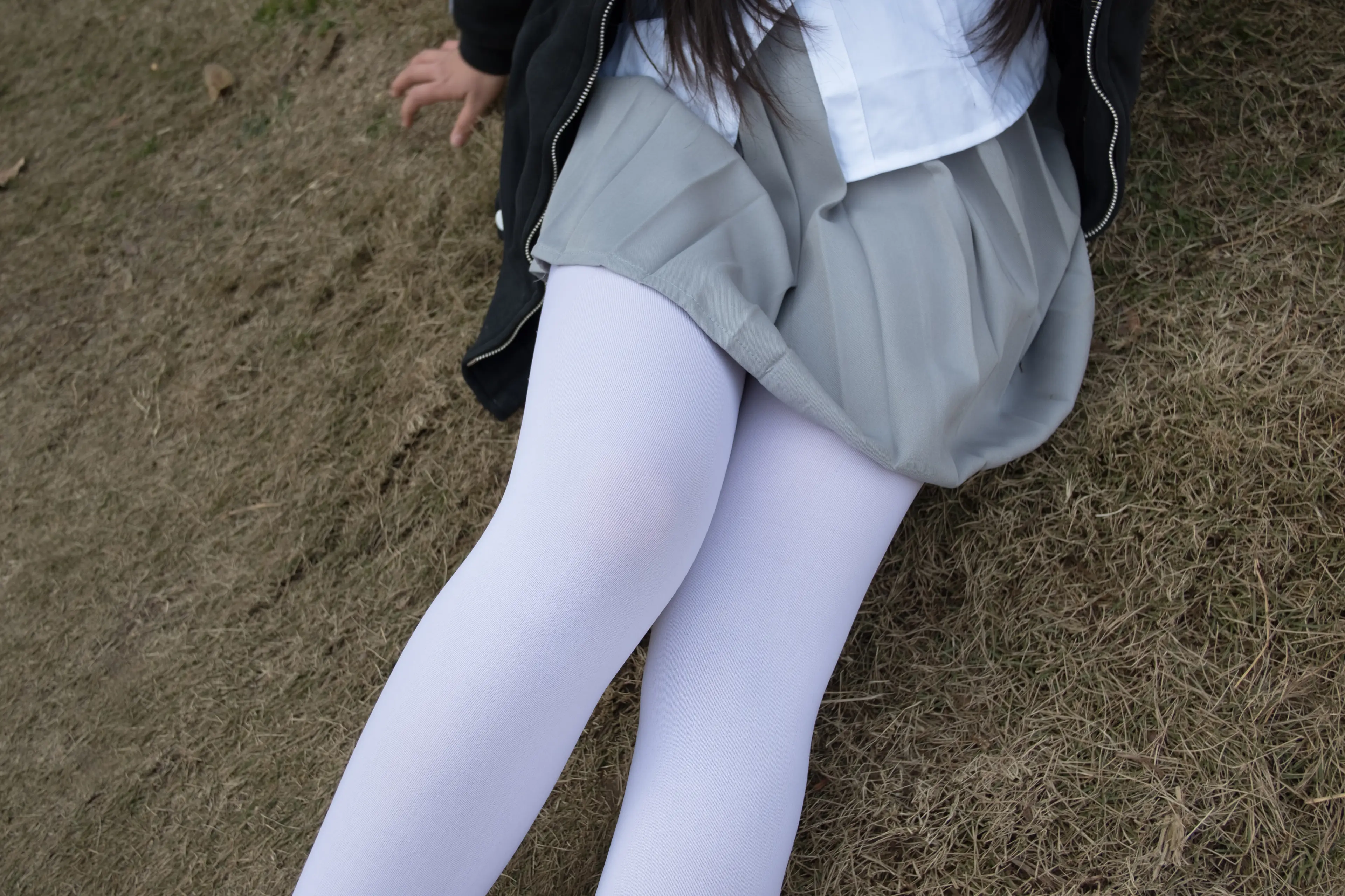 森萝财团 BETA 户外丝足秀 [63P]