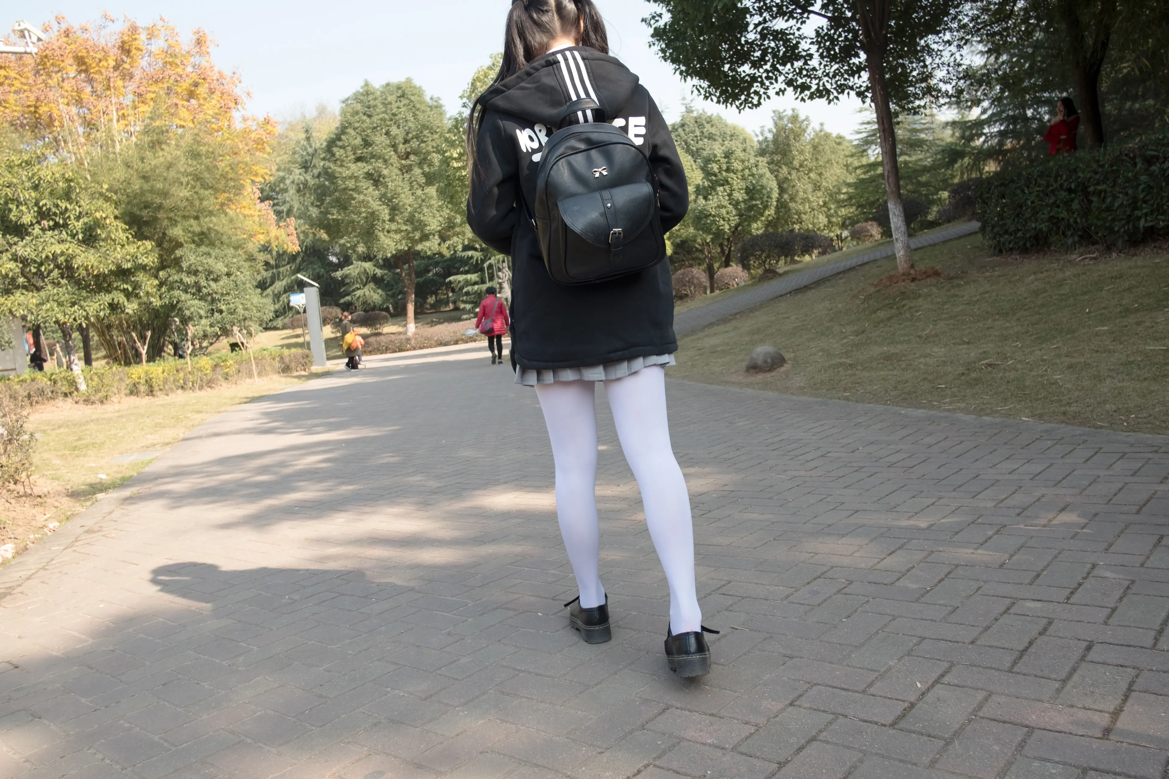 森萝财团 BETA 户外丝足秀 [63P]