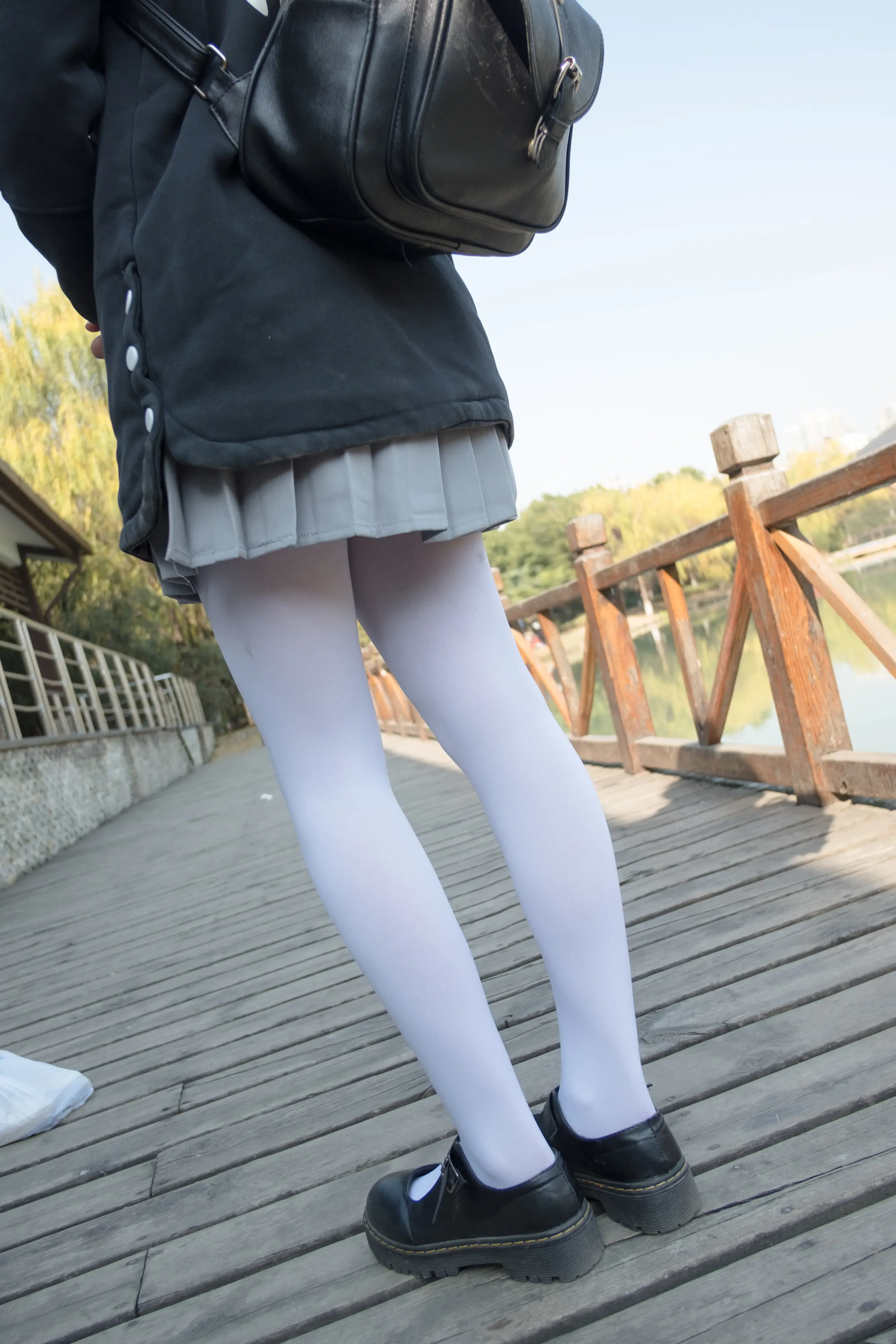 森萝财团 BETA 户外丝足秀 [63P]