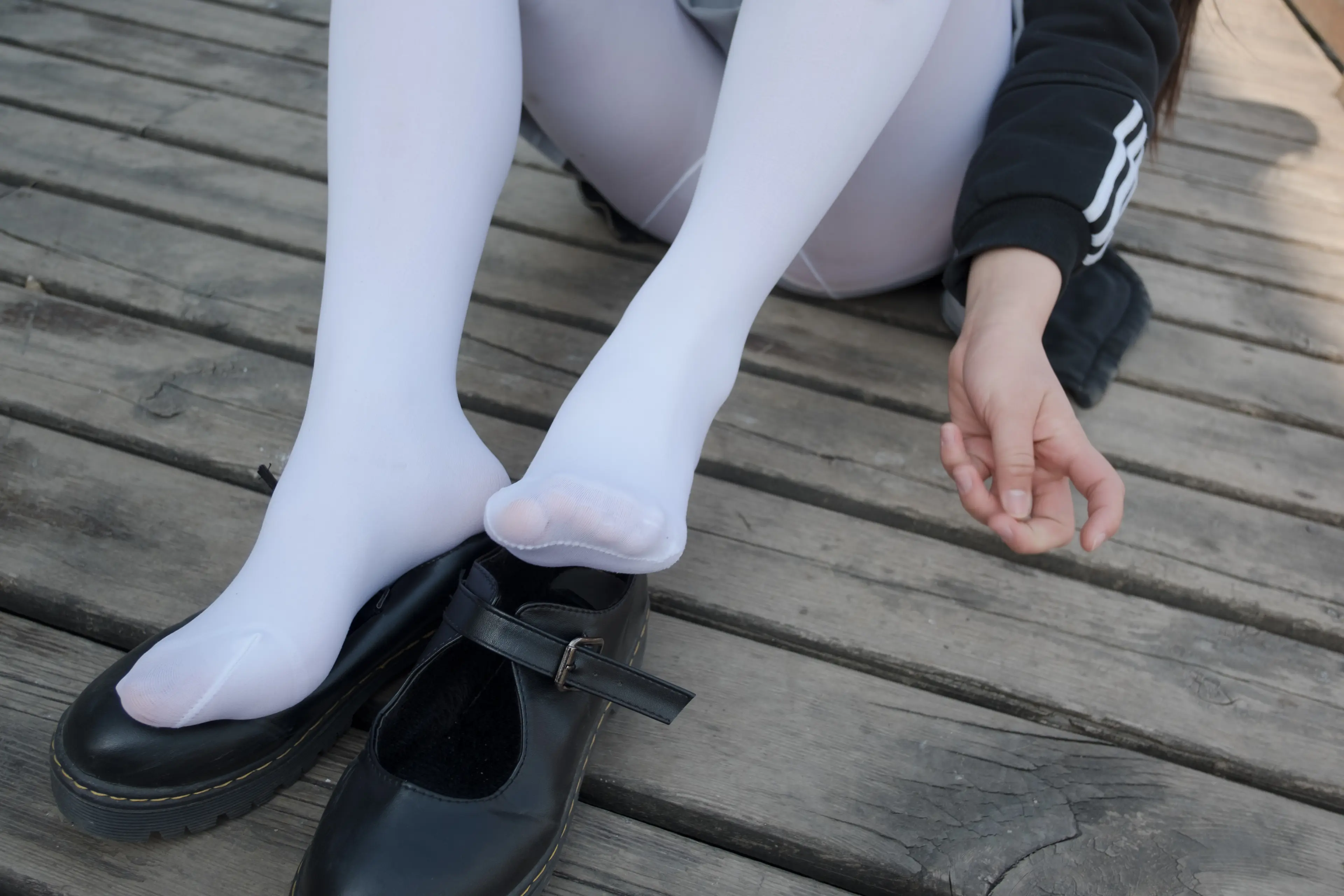 森萝财团 BETA 户外丝足秀 [63P]