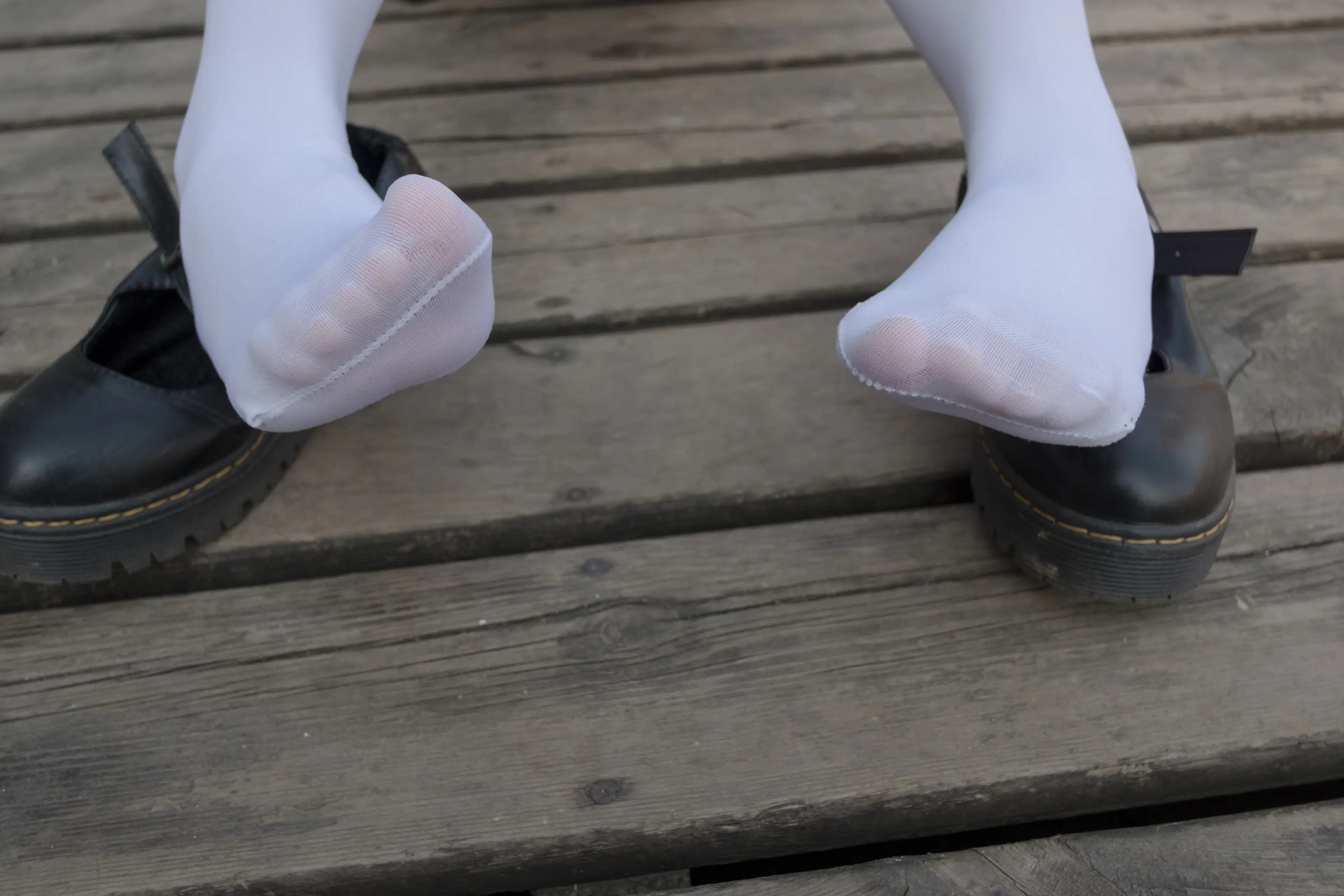 森萝财团 BETA 户外丝足秀 [63P]