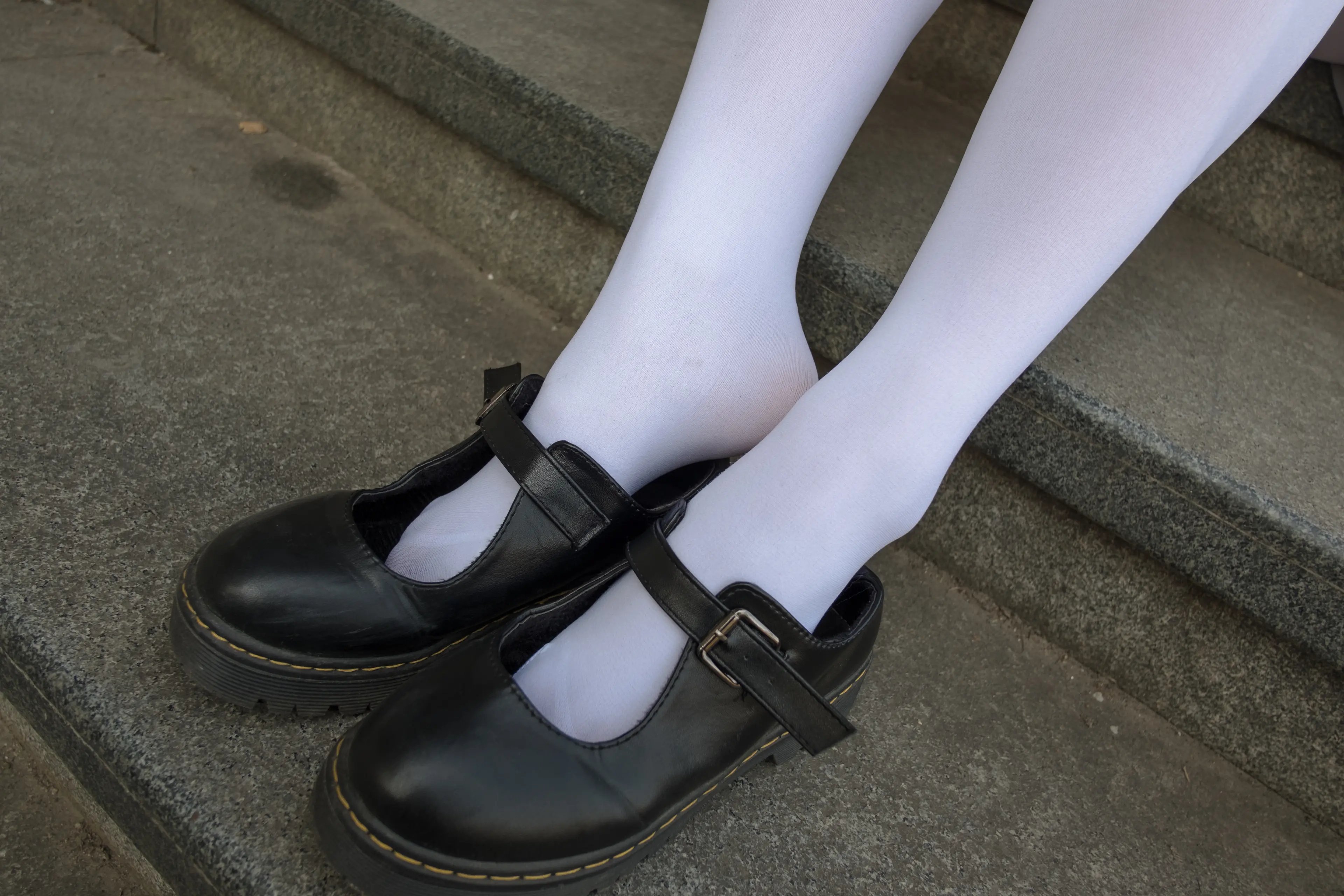 森萝财团 BETA 户外丝足秀 [63P]