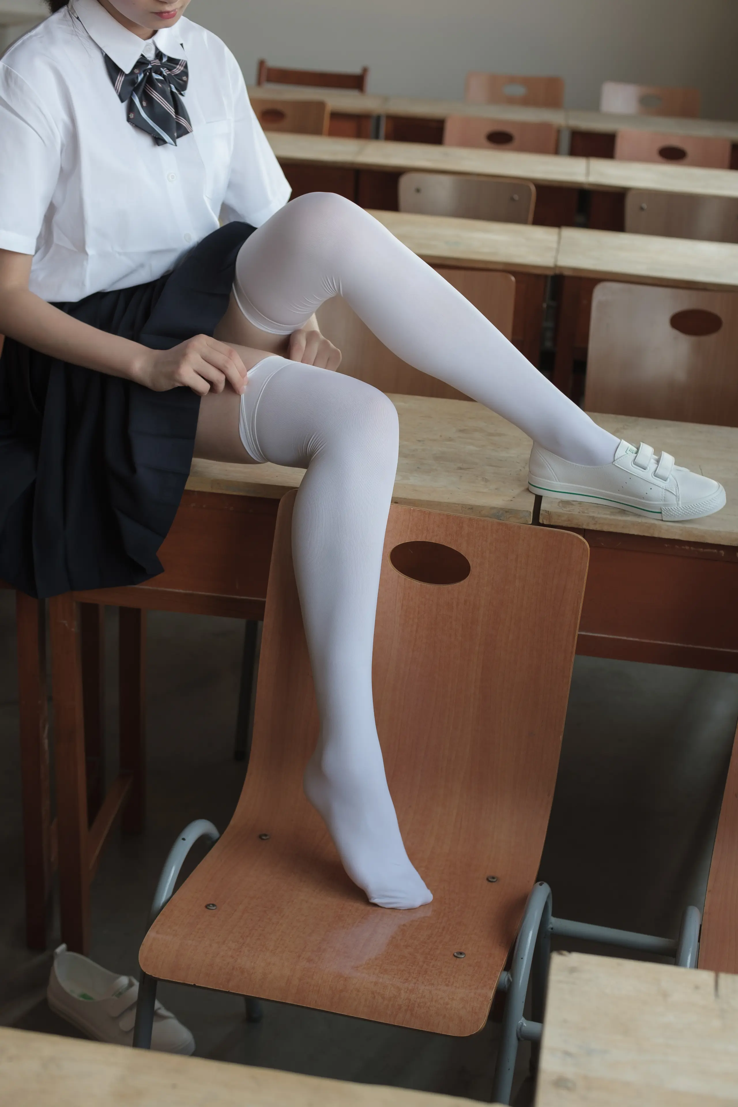 森萝财团 BETA 教室里的JK白丝少女 [66P]