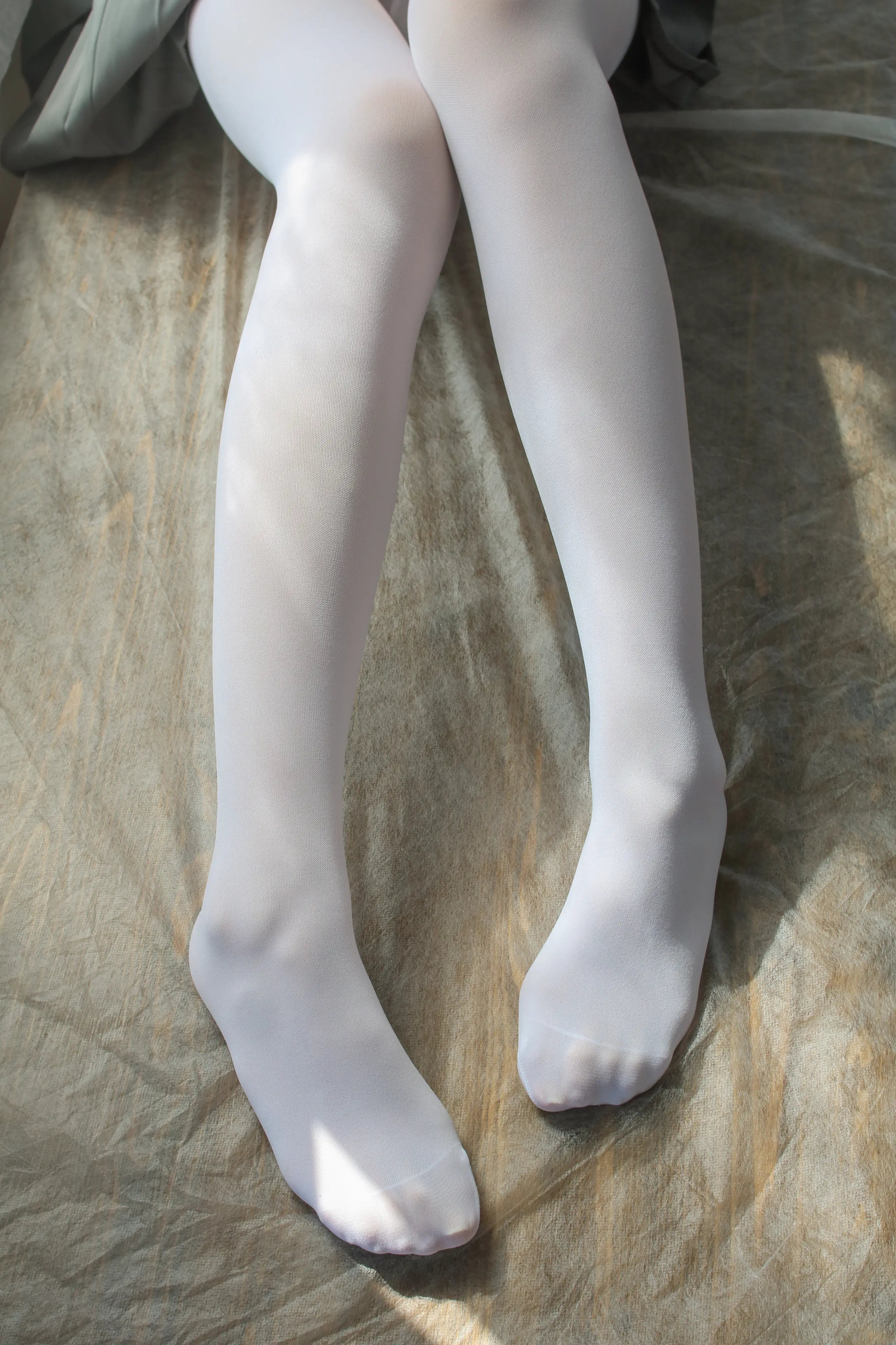 森萝财团 BETA 玩手机的白丝少女 [182P]