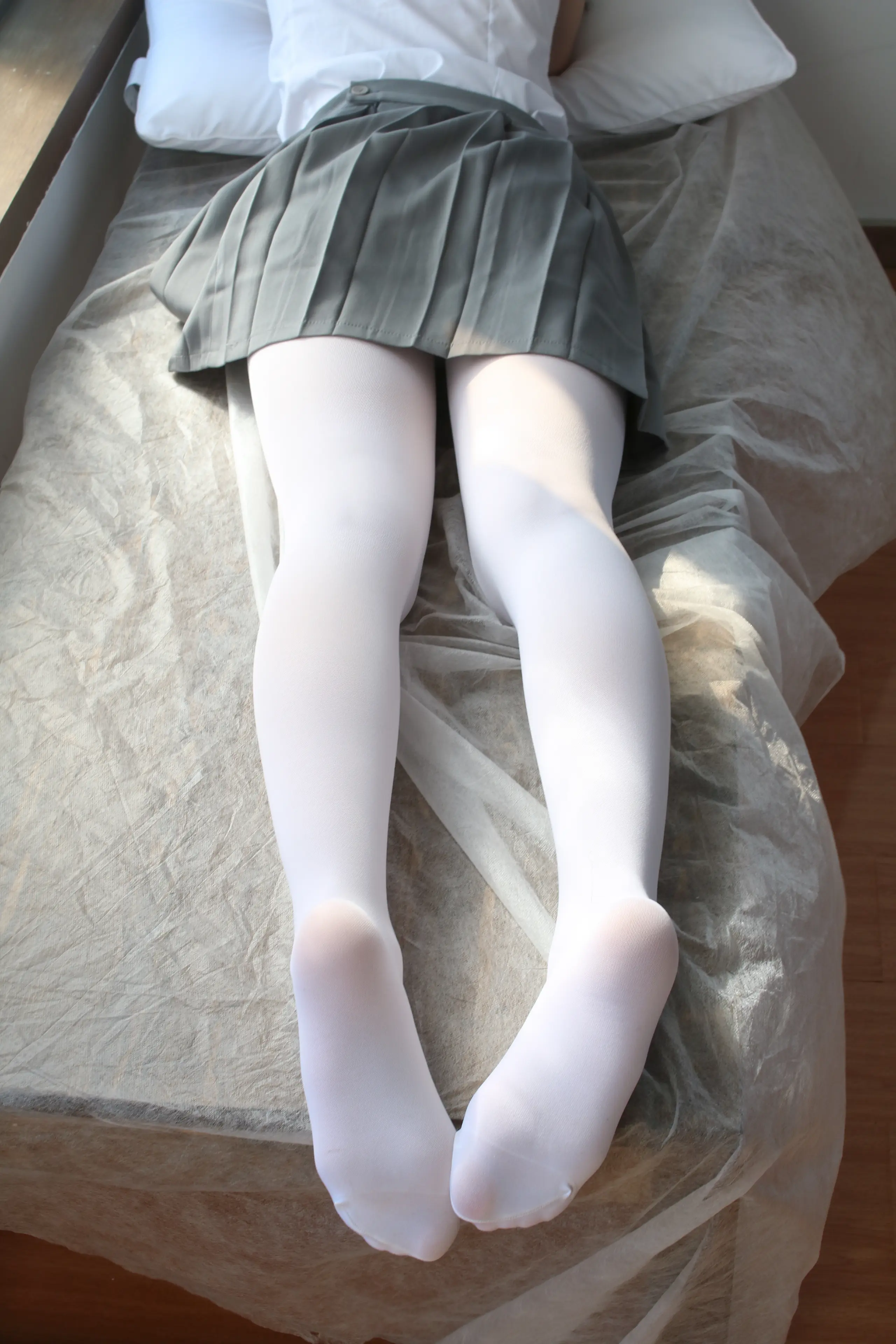 森萝财团 BETA 玩手机的白丝少女 [182P]