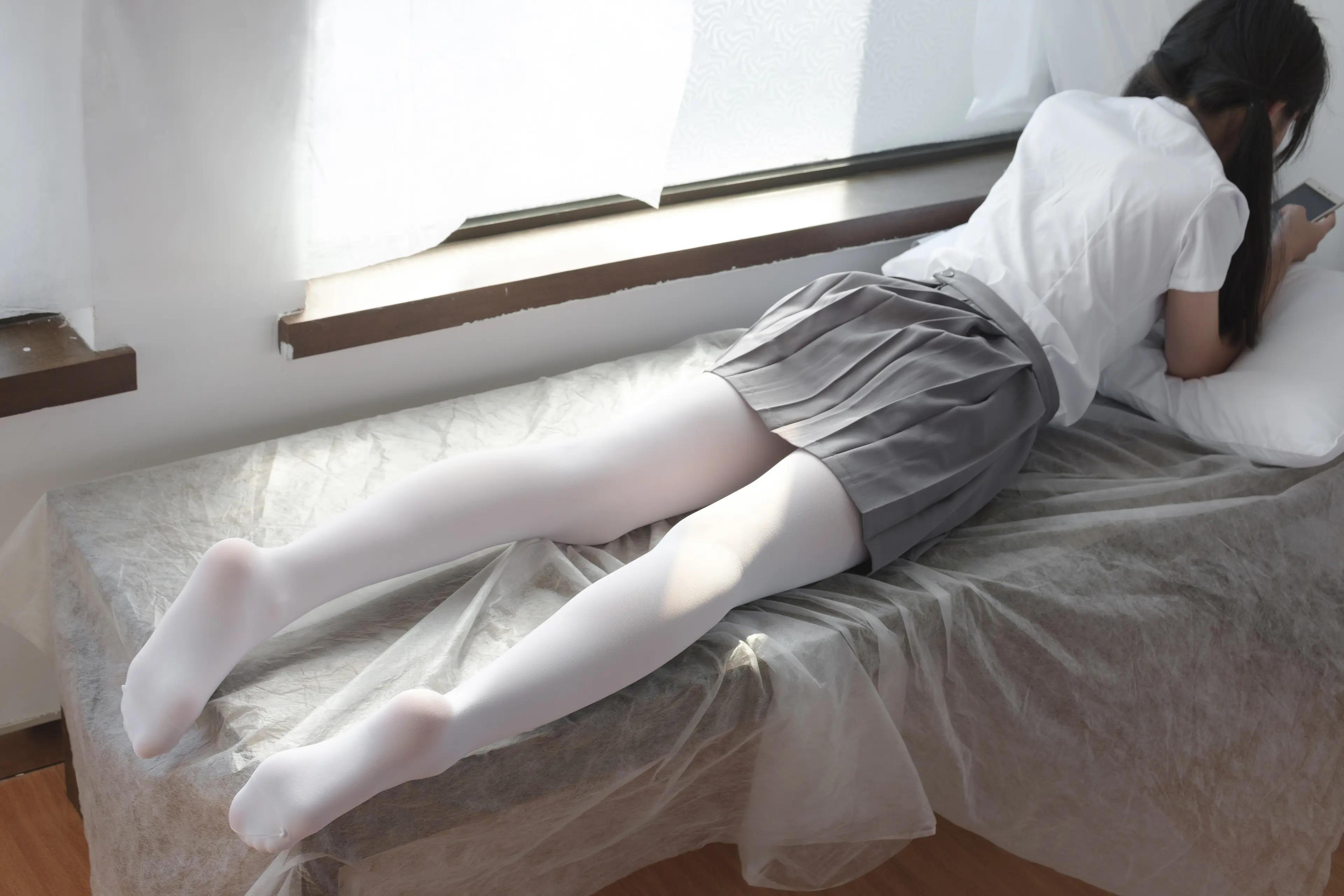 森萝财团 BETA 玩手机的白丝少女 [182P]