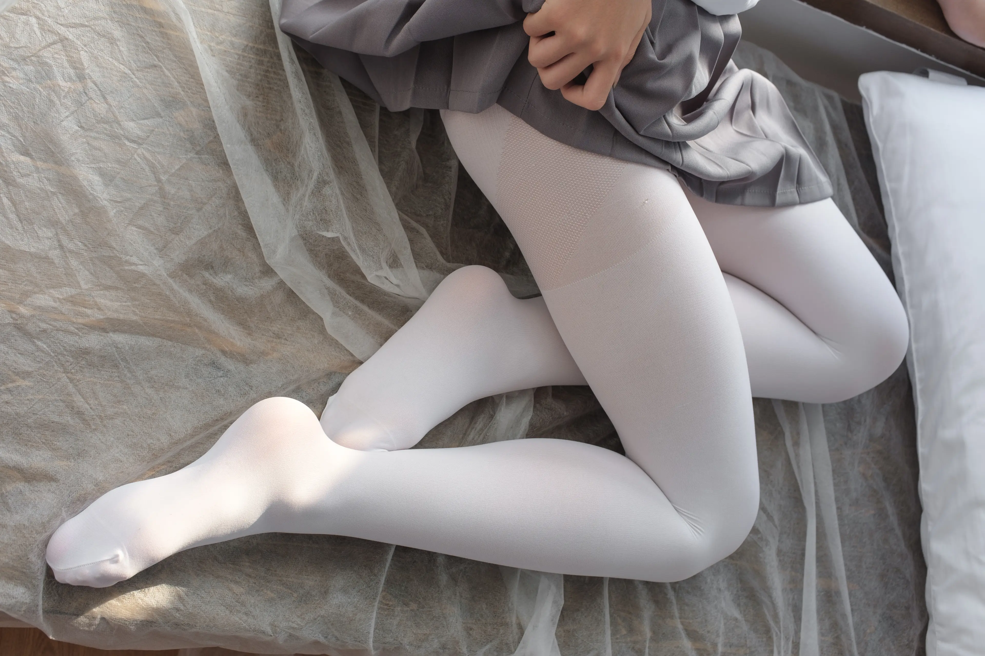 森萝财团 BETA 玩手机的白丝少女 [182P]