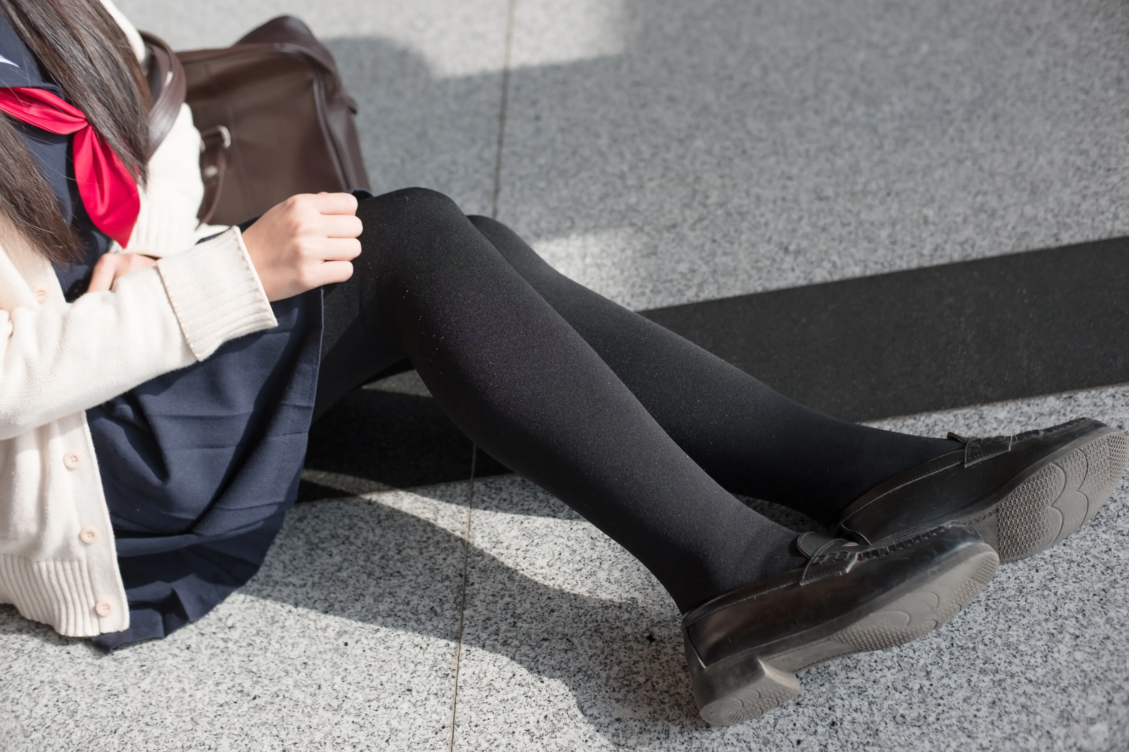 森萝财团 FREE 白丝+黑丝短裙制服装室外写真 [83P]