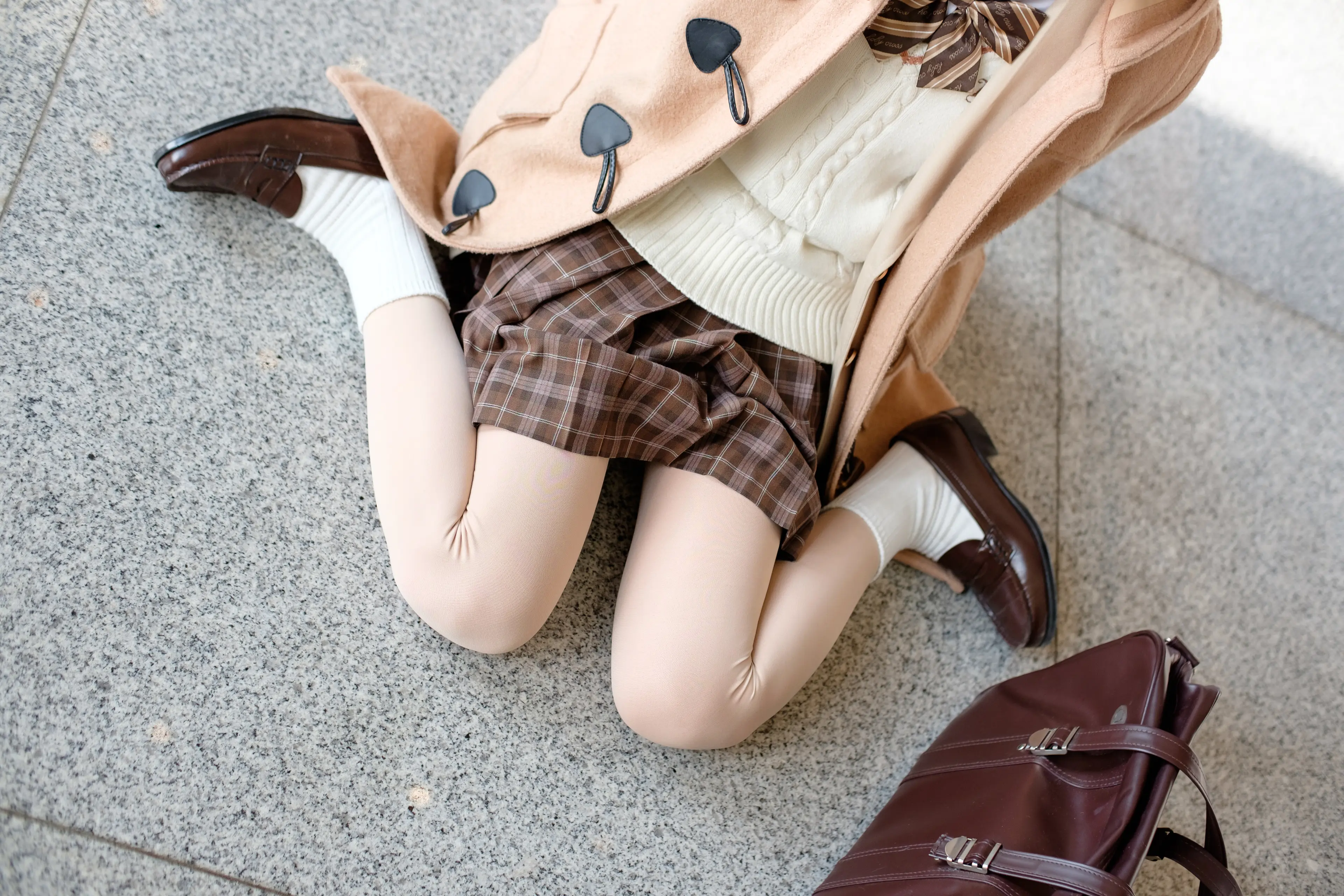 森萝财团 FREE 白丝+黑丝短裙制服装室外写真 [83P]