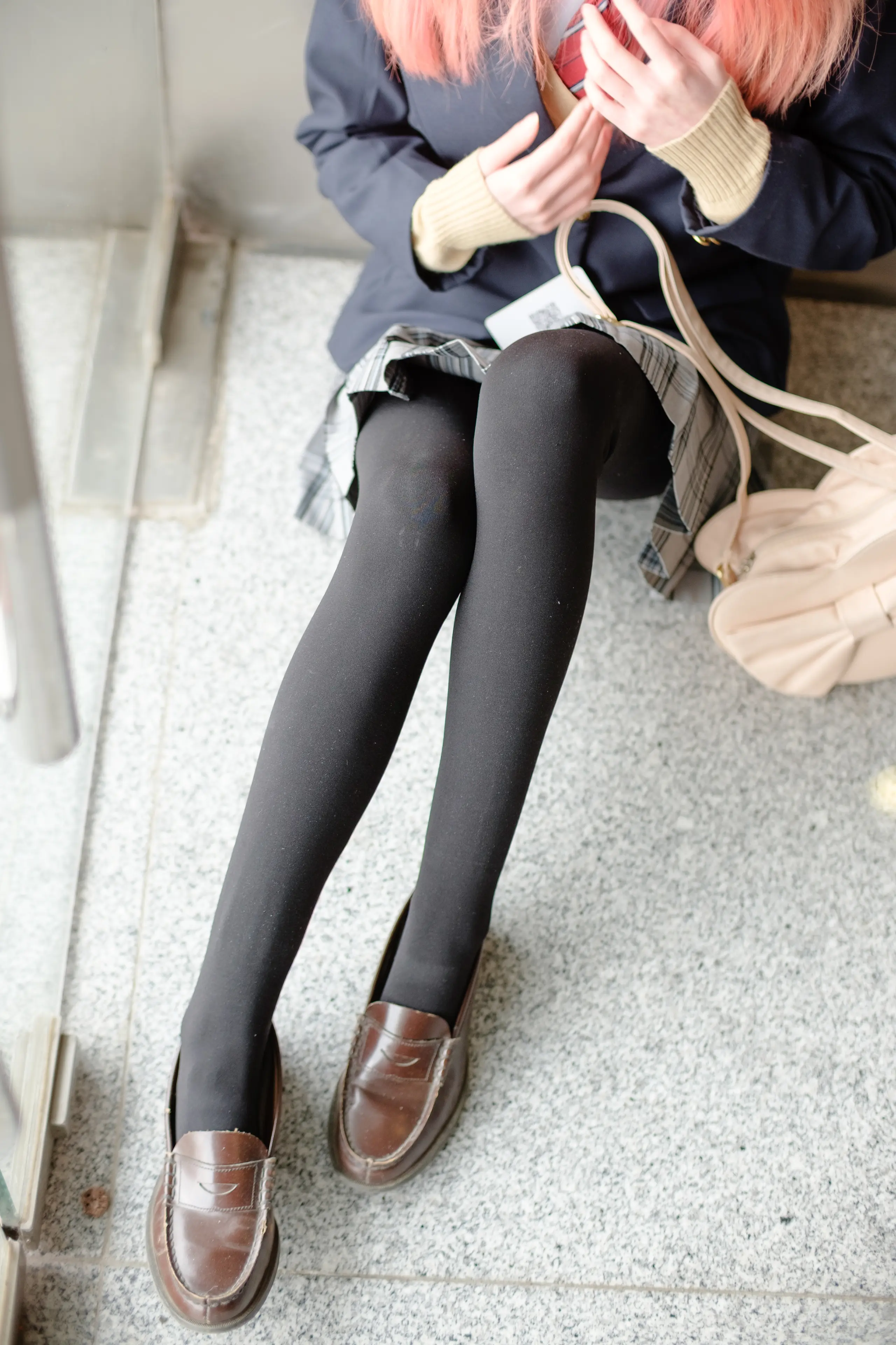 森萝财团 FREE 白丝+黑丝短裙制服装室外写真 [83P]