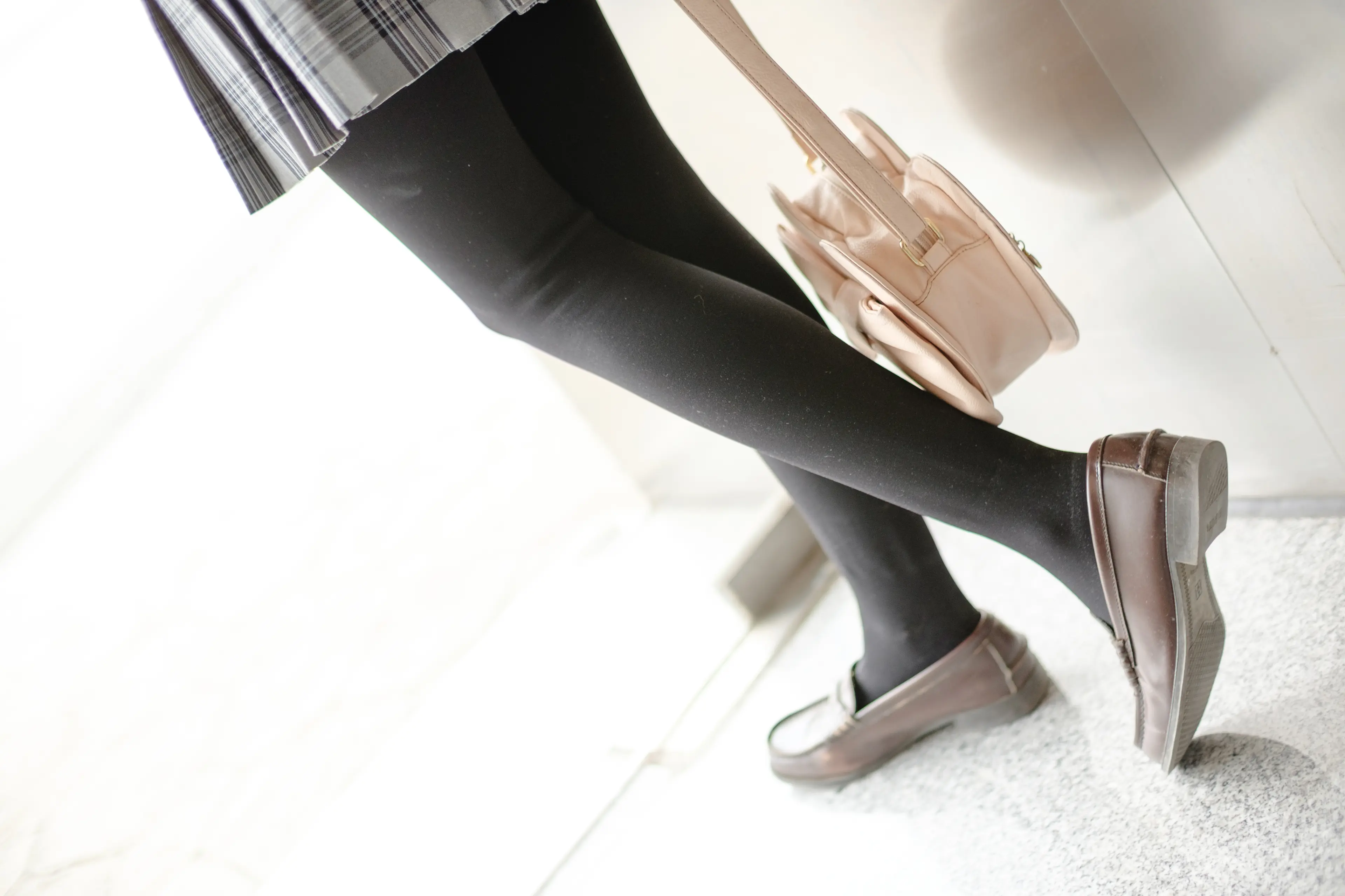 森萝财团 FREE 白丝+黑丝短裙制服装室外写真 [83P]