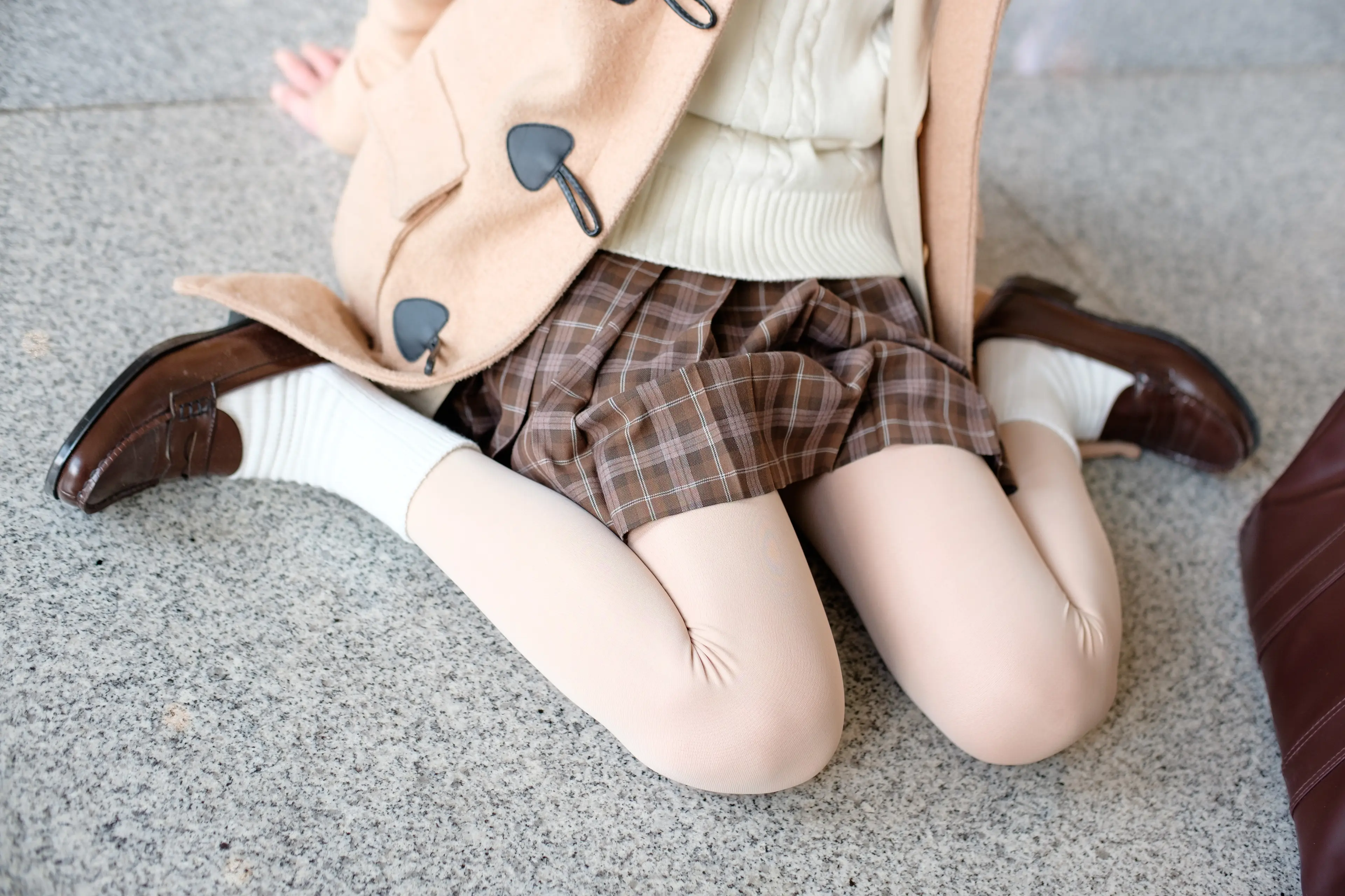 森萝财团 FREE 白丝+黑丝短裙制服装室外写真 [83P]