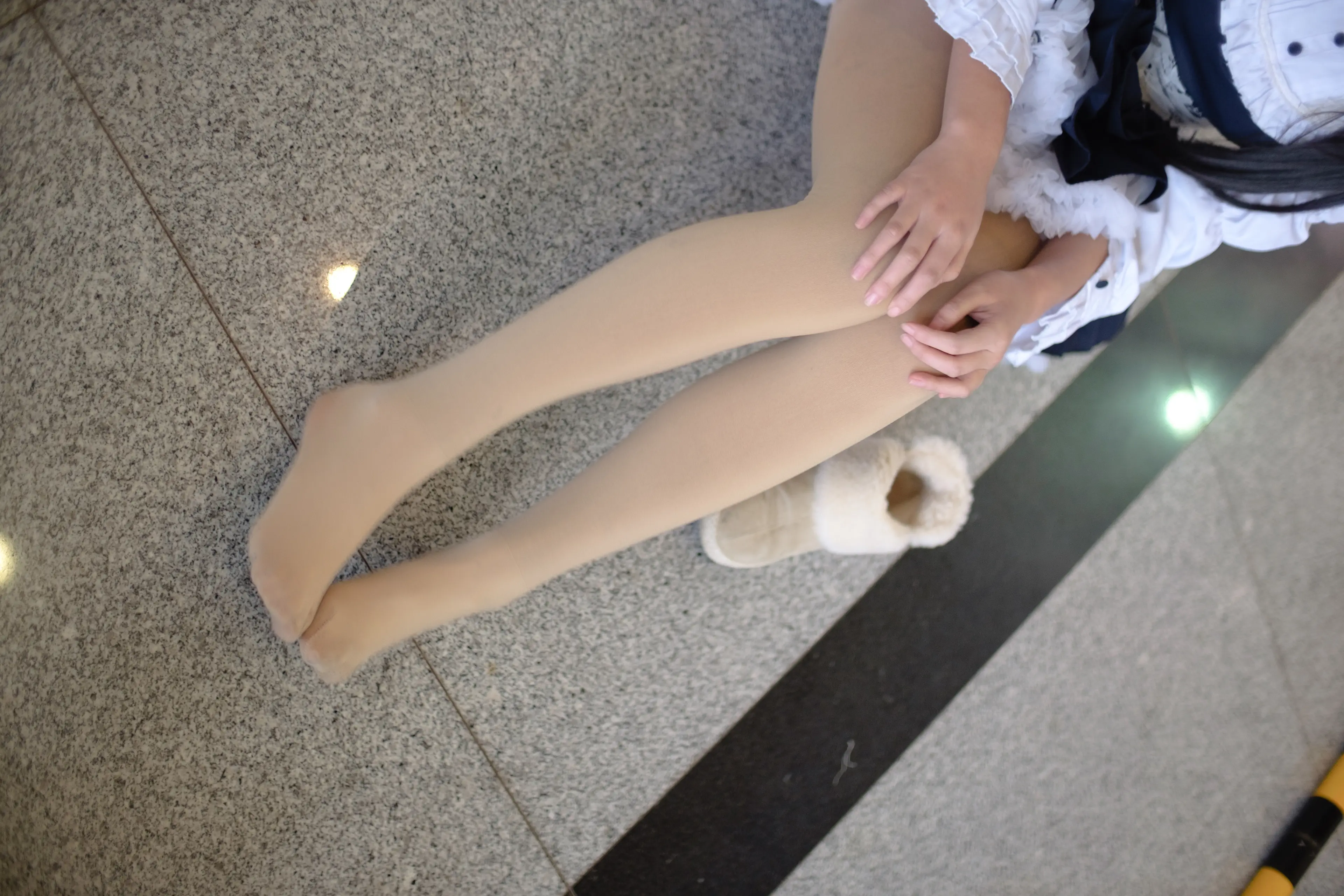 森萝财团 FREE 白丝+黑丝短裙制服装室外写真 [83P]