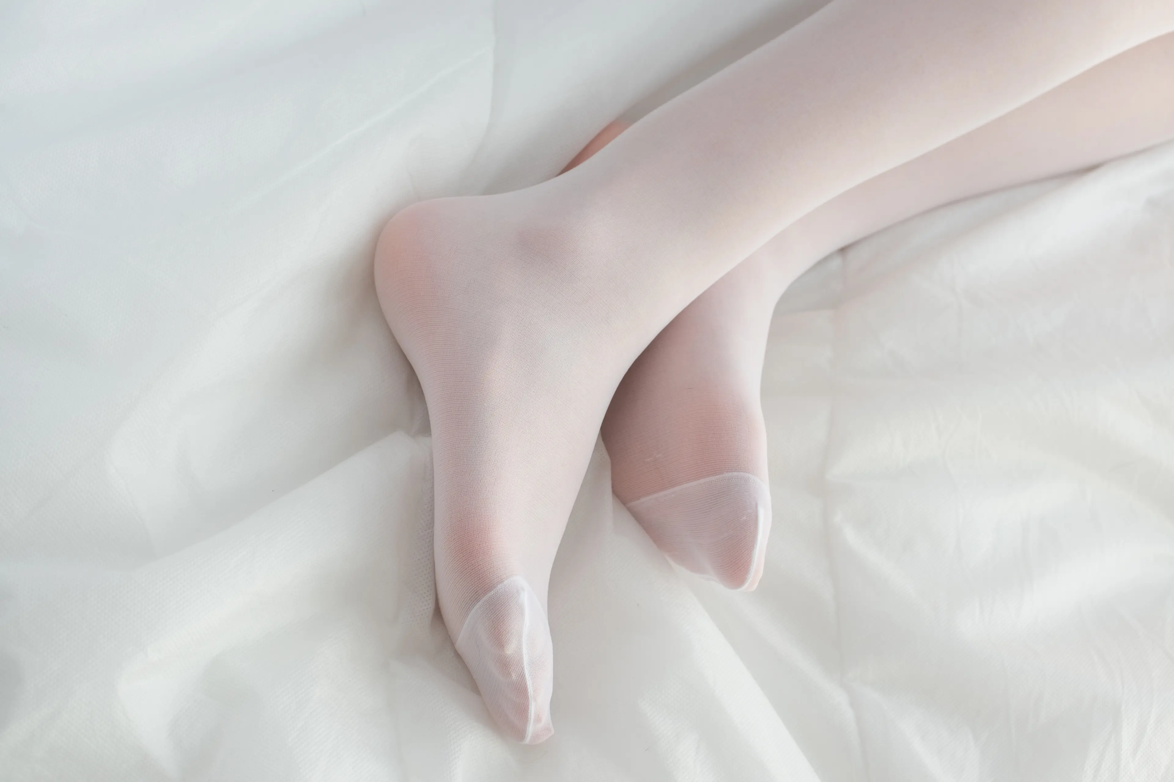 森萝财团 FREE 高中女生制服短裙加丝袜美腿玉足 [49P]