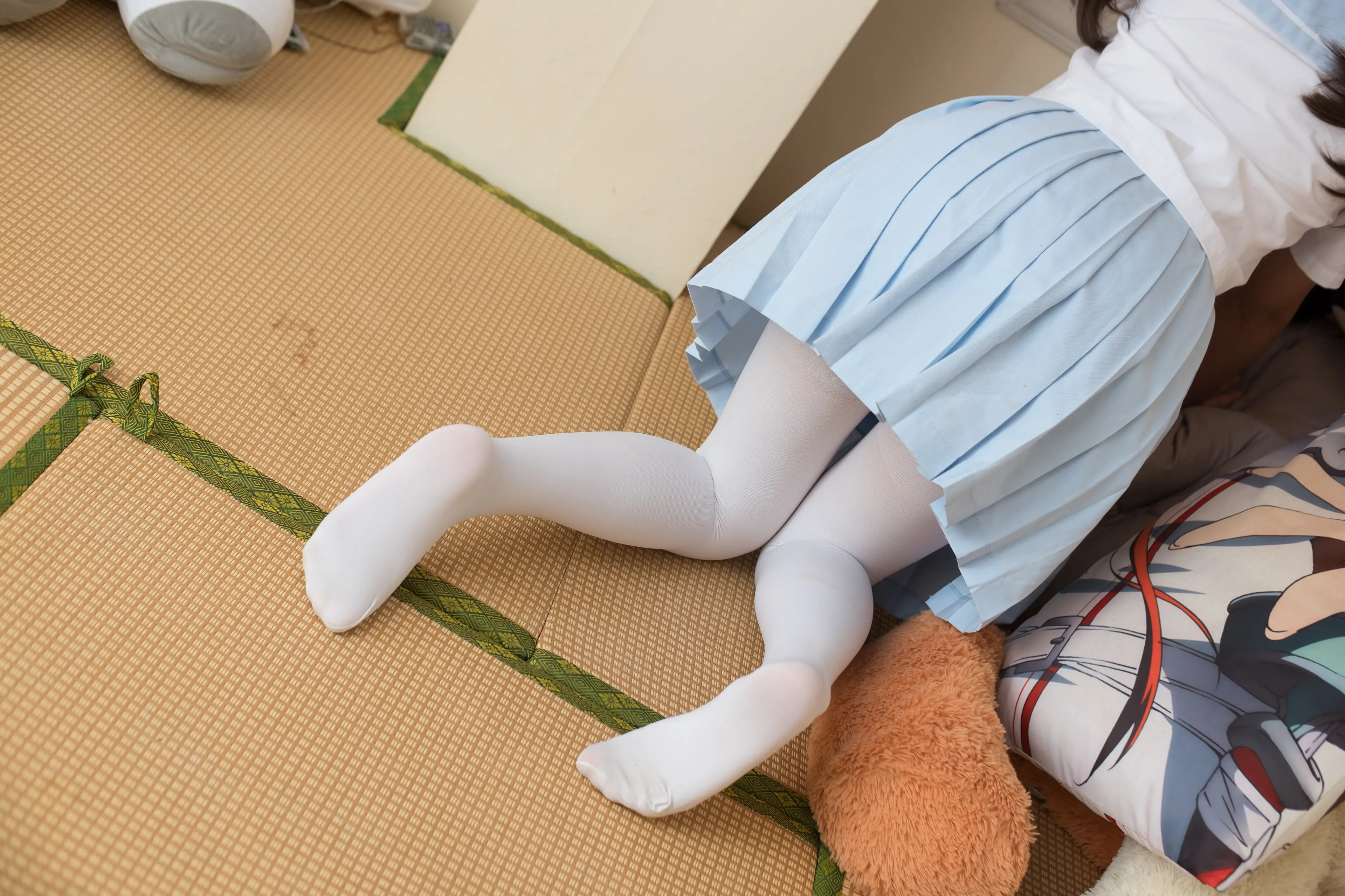 森萝财团 FREE 高中女生制服短裙加丝袜美腿玉足 [49P]