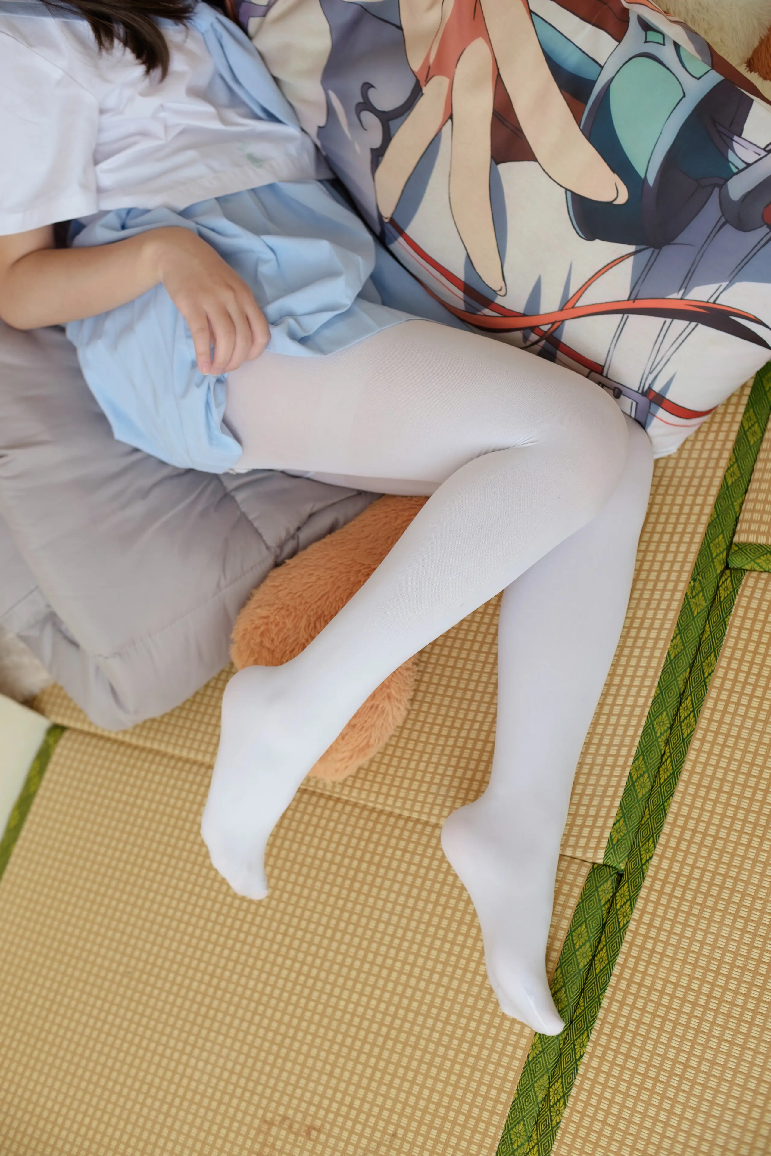 森萝财团 FREE 高中女生制服短裙加丝袜美腿玉足 [49P]