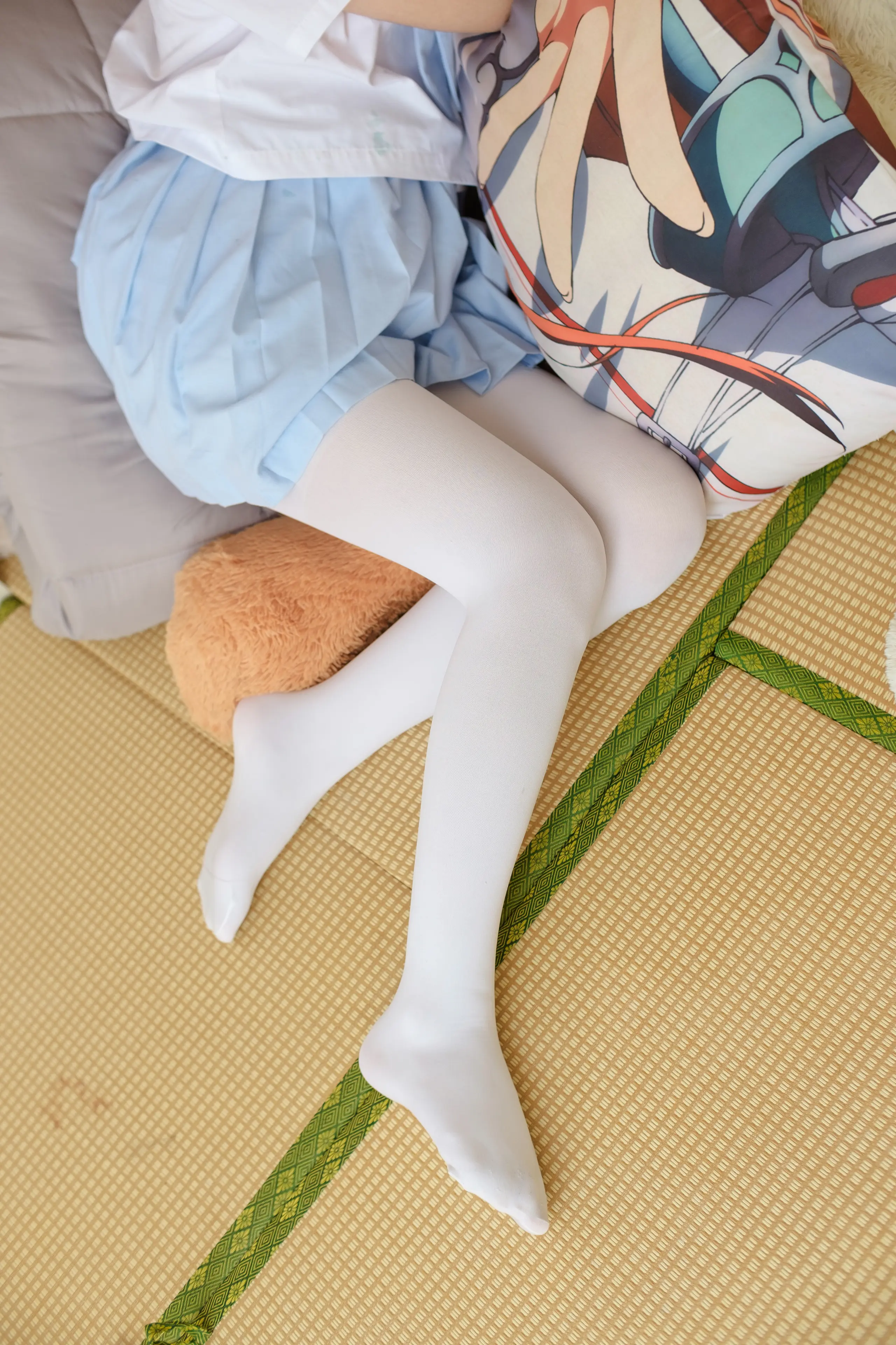 森萝财团 FREE 高中女生制服短裙加丝袜美腿玉足 [49P]