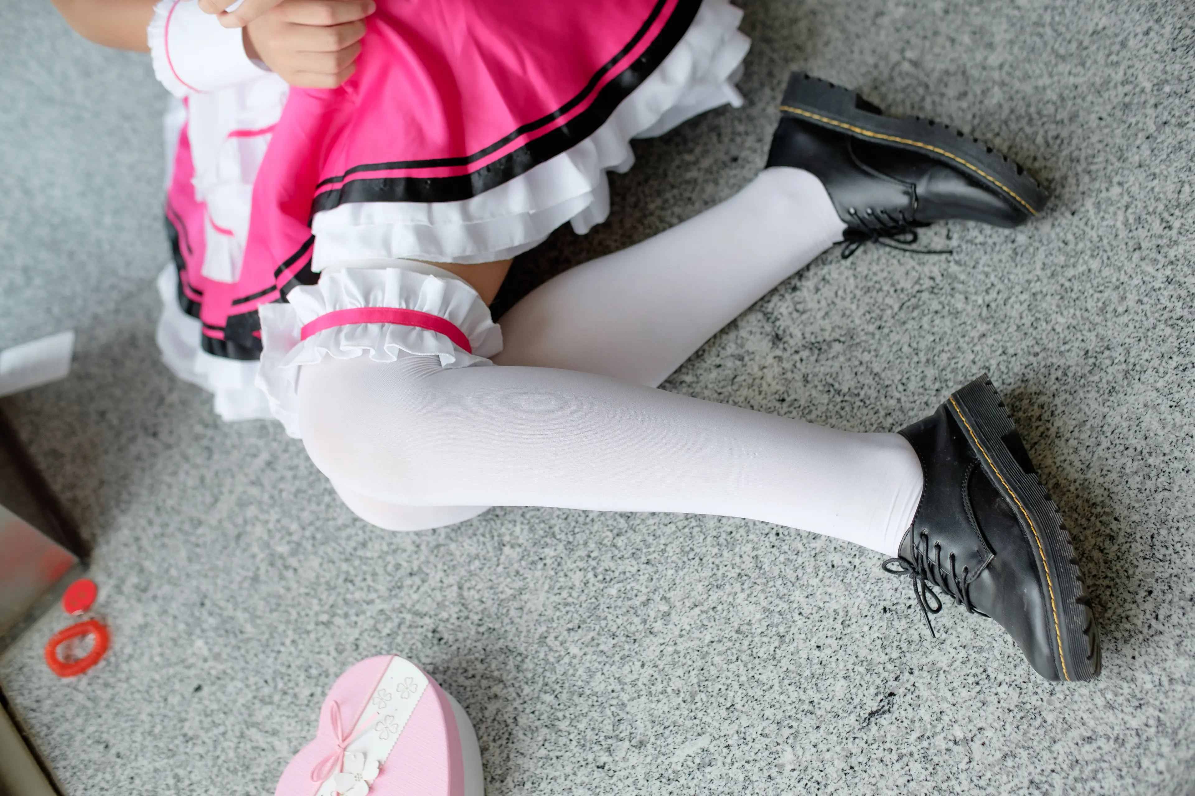 森萝财团 FREE 黑丝旗袍COS与白色丝袜美腿 [64P]