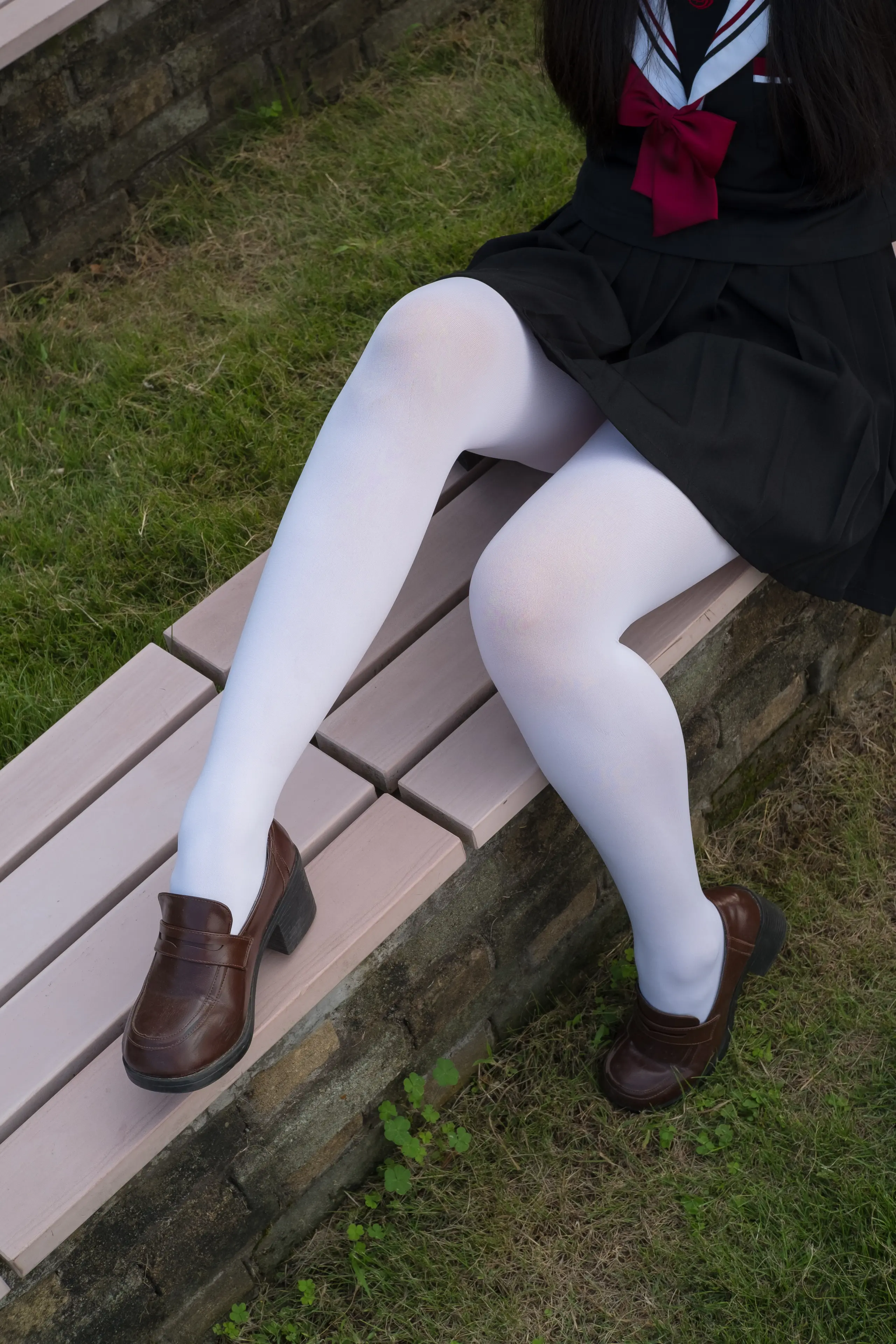 森萝财团 FREE 黑色制服白丝长腿 [39P]