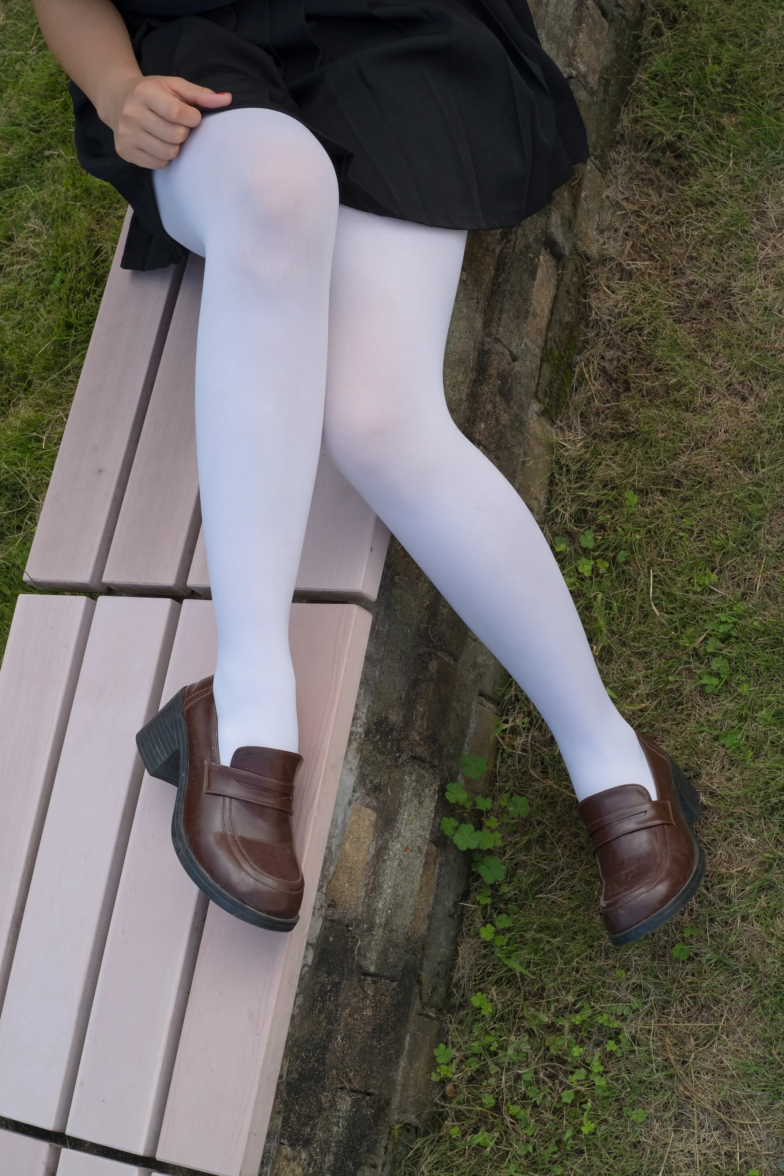 森萝财团 FREE 黑色制服白丝长腿 [39P]