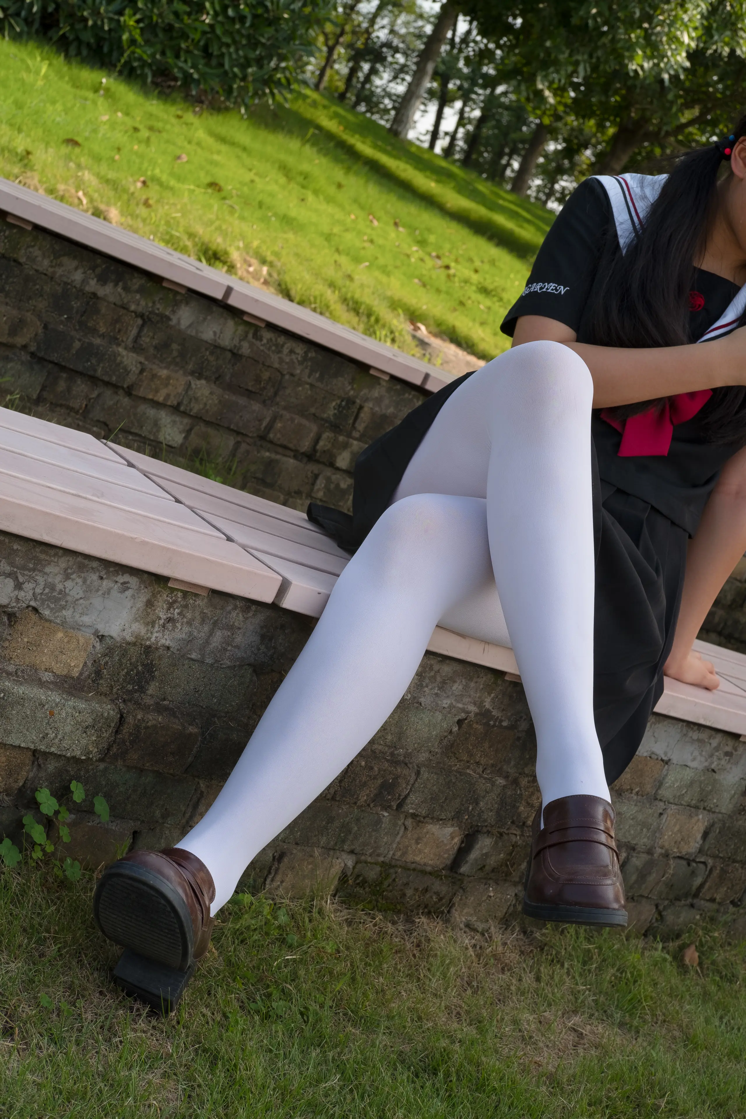 森萝财团 FREE 黑色制服白丝长腿 [39P]