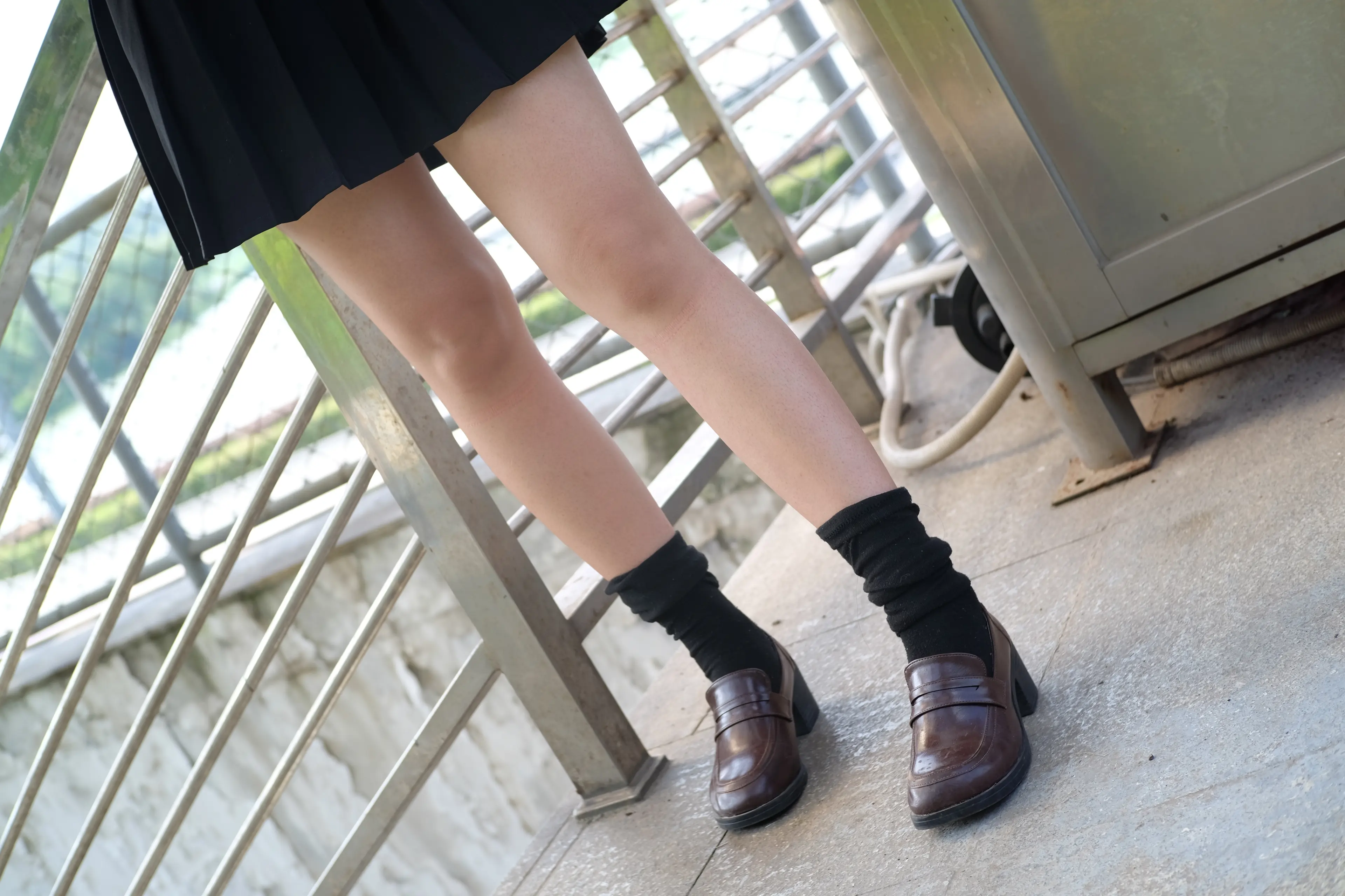 森萝财团 FREE 黑色制服白丝长腿 [39P]