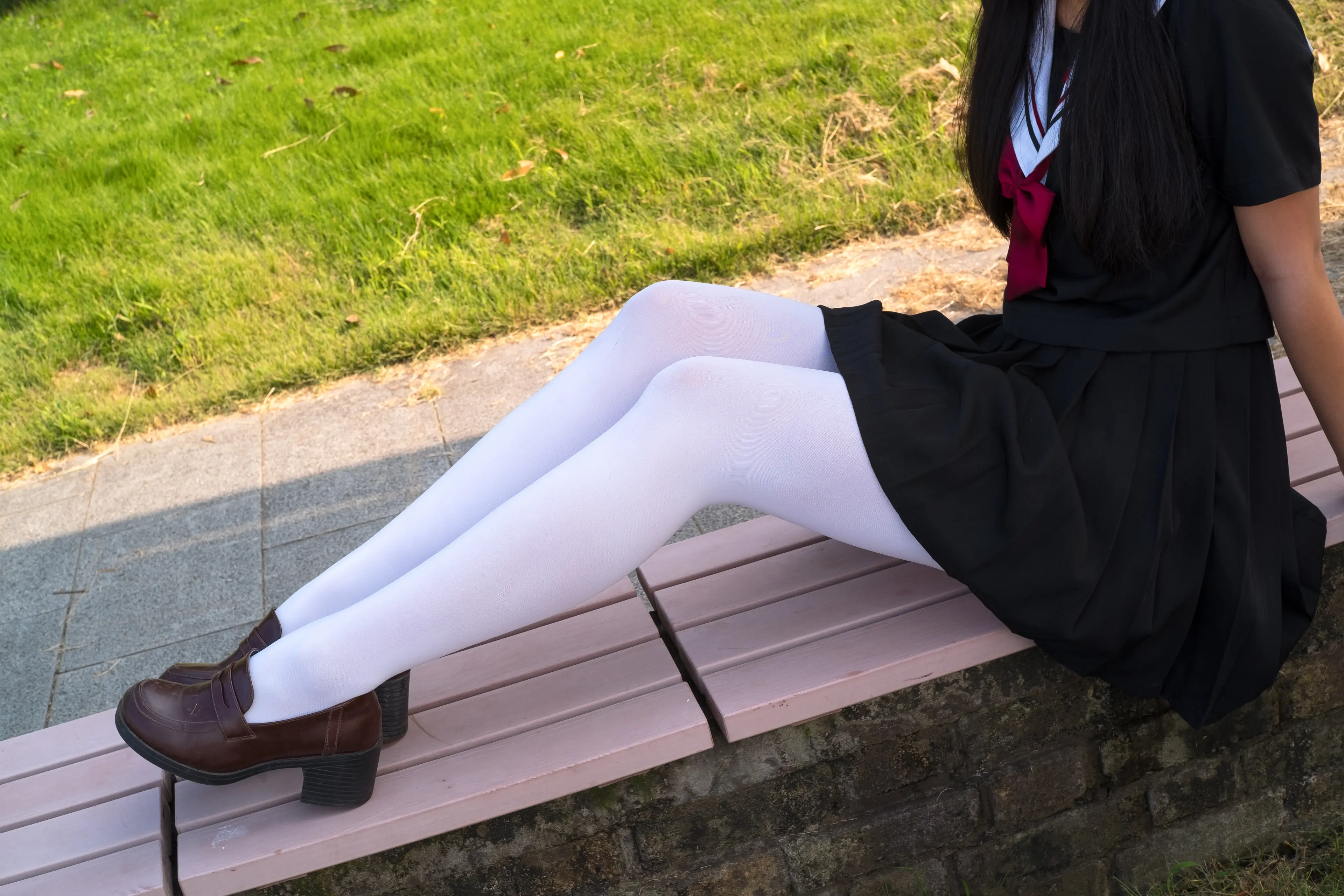 森萝财团 FREE 黑色制服白丝长腿 [39P]