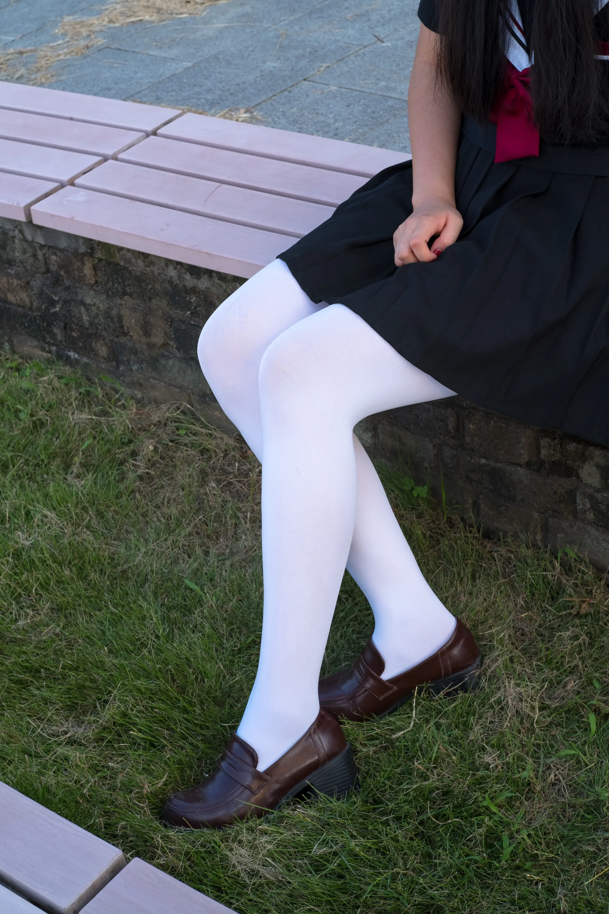 森萝财团 FREE 黑色制服白丝长腿 [39P]