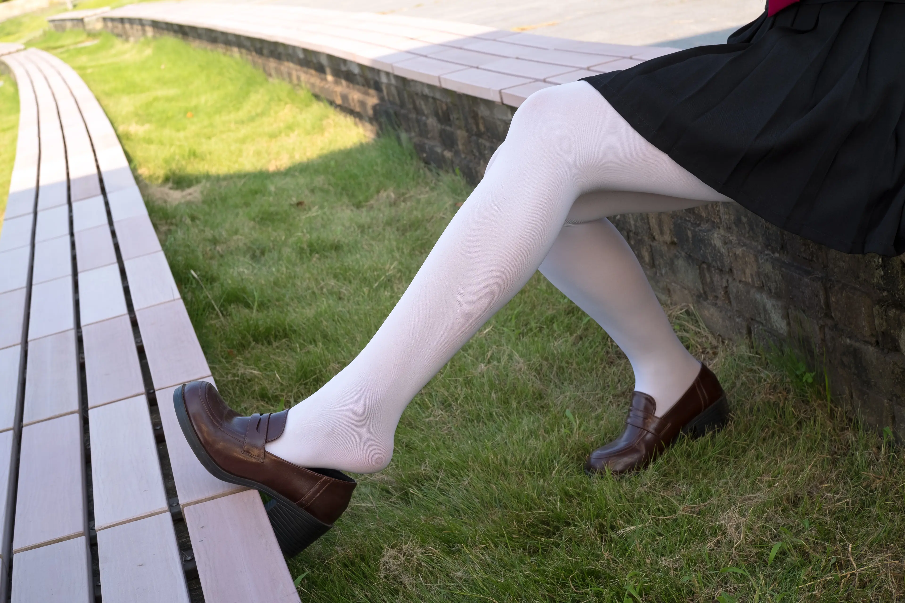 森萝财团 FREE 黑色制服白丝长腿 [39P]