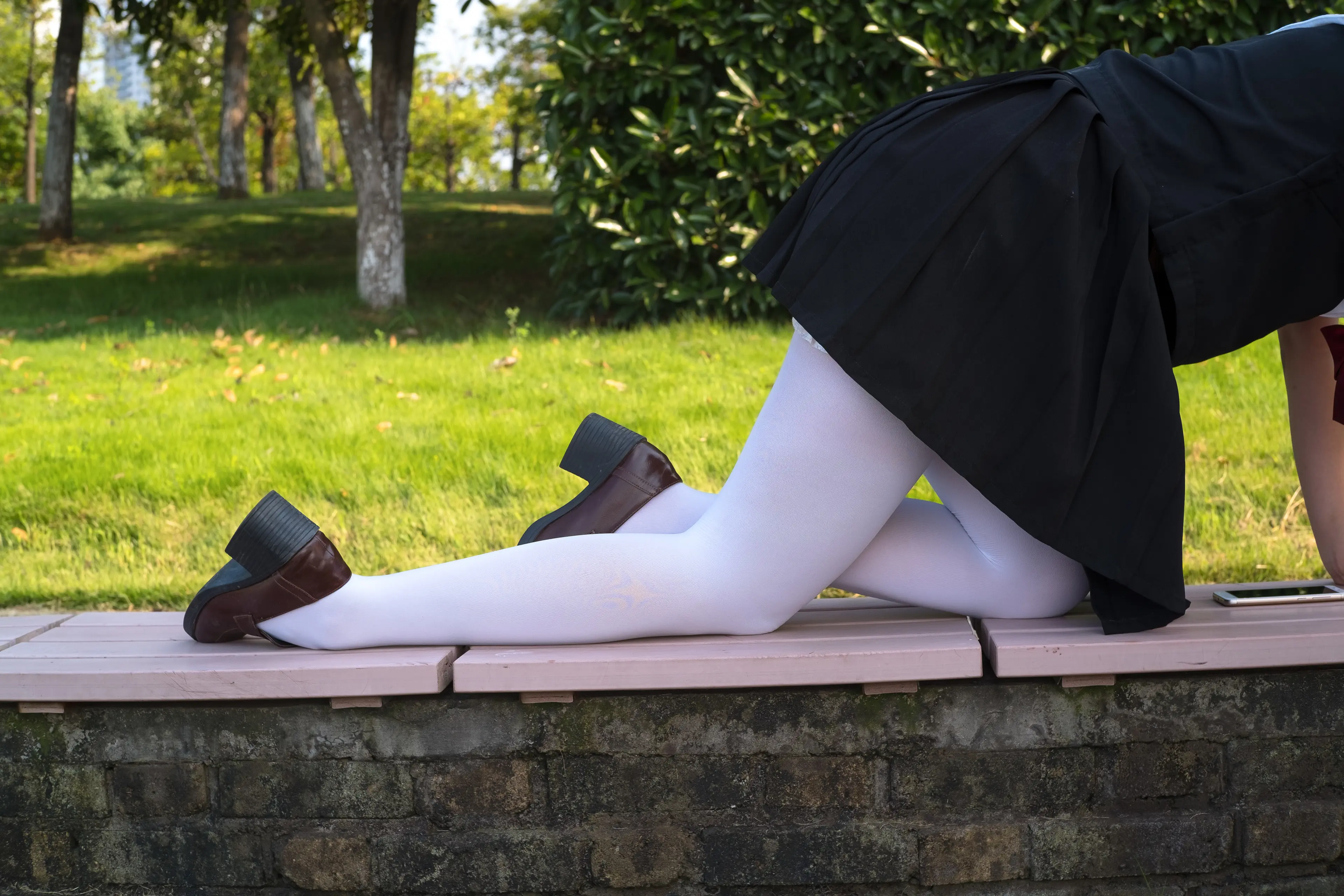 森萝财团 FREE 黑色制服白丝长腿 [39P]