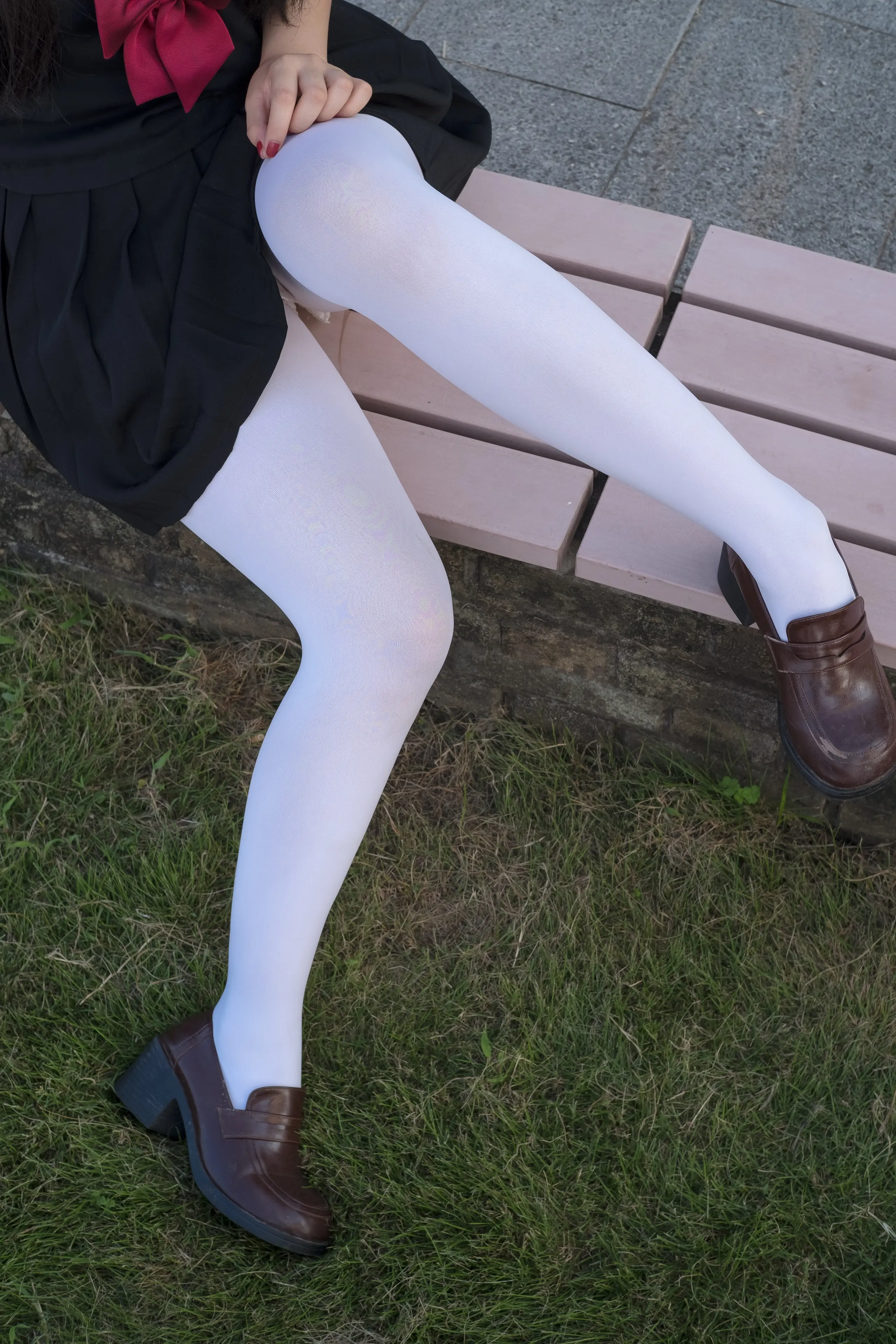 森萝财团 FREE 黑色制服白丝长腿 [39P]