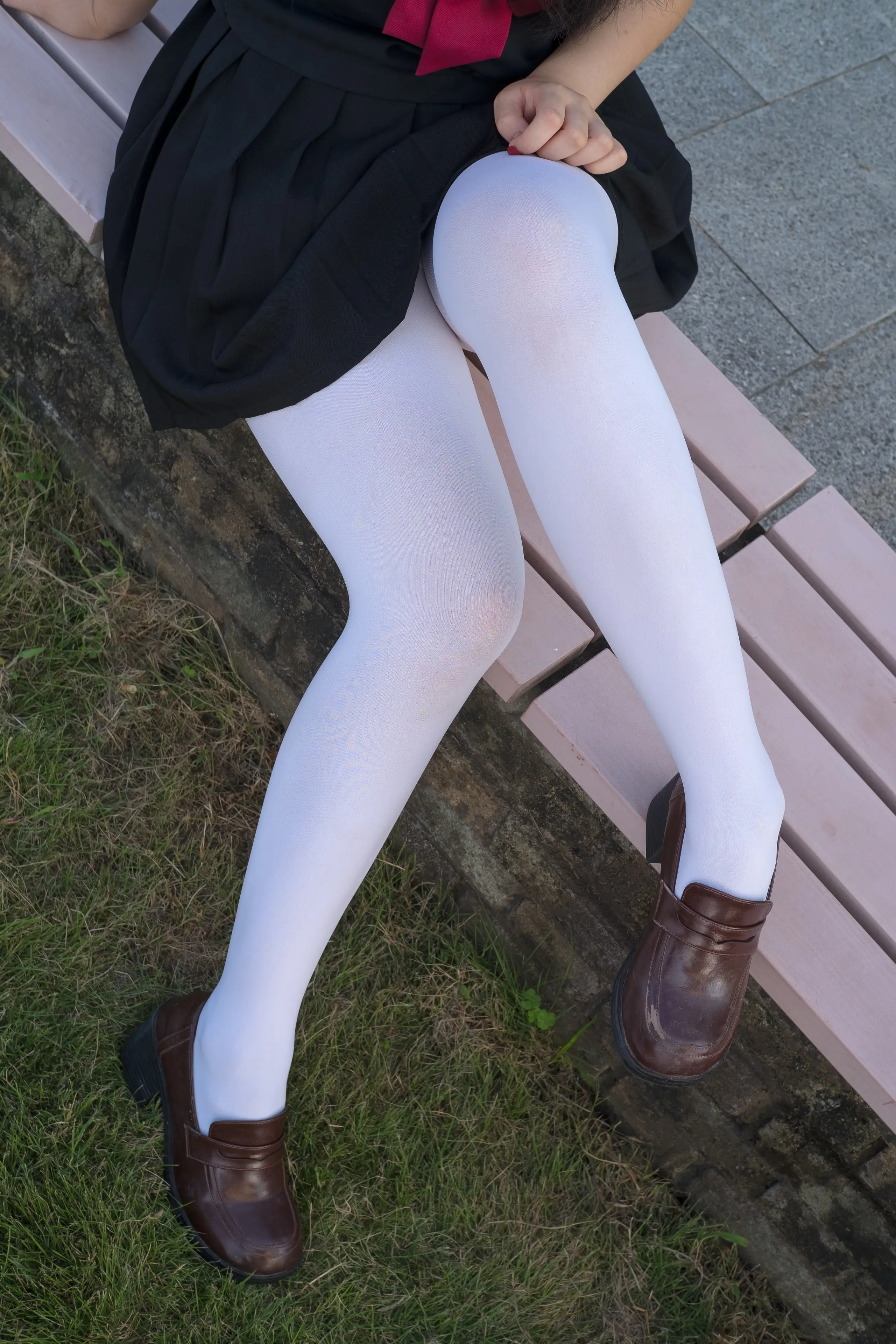 森萝财团 FREE 黑色制服白丝长腿 [39P]