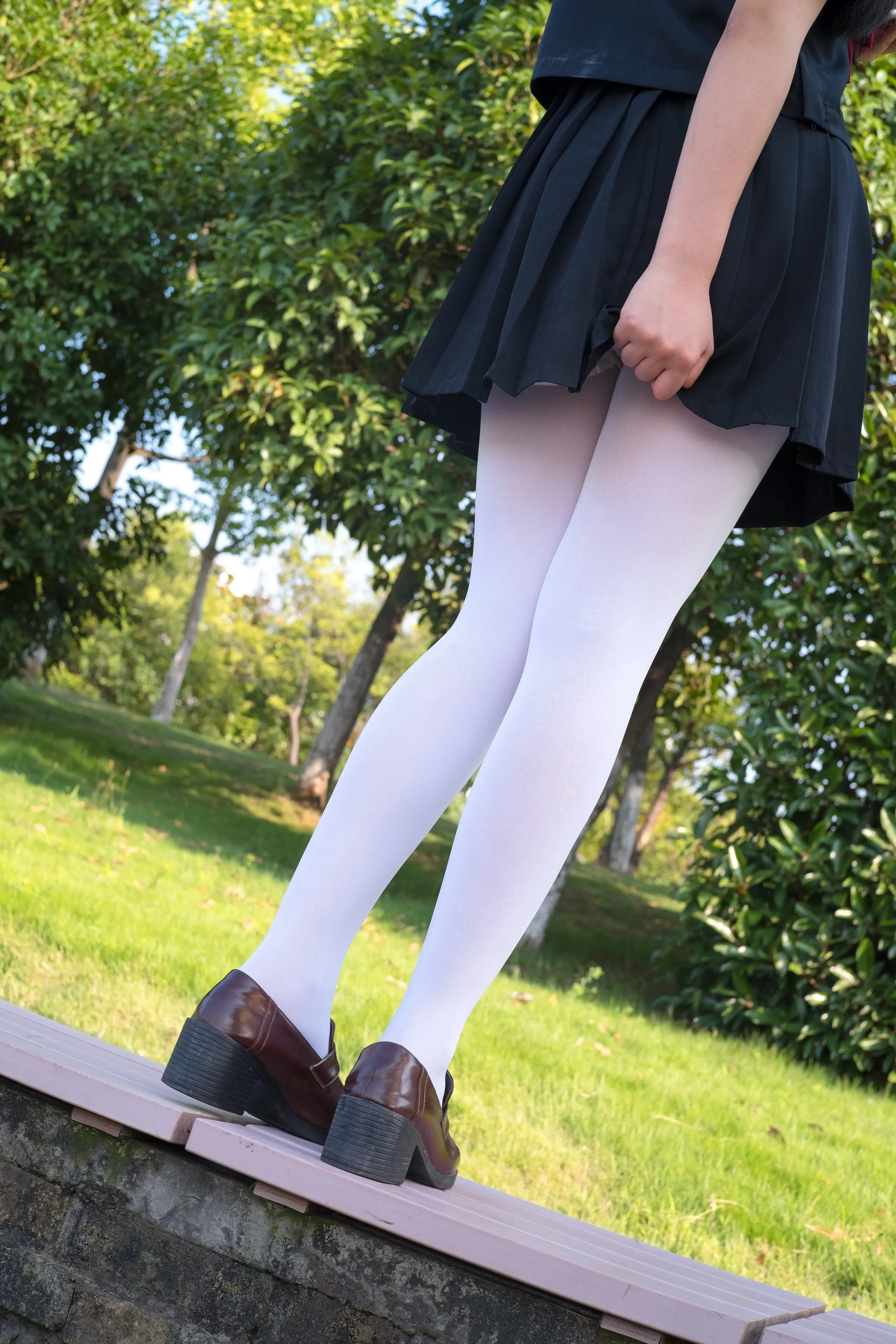 森萝财团 FREE 黑色制服白丝长腿 [39P]