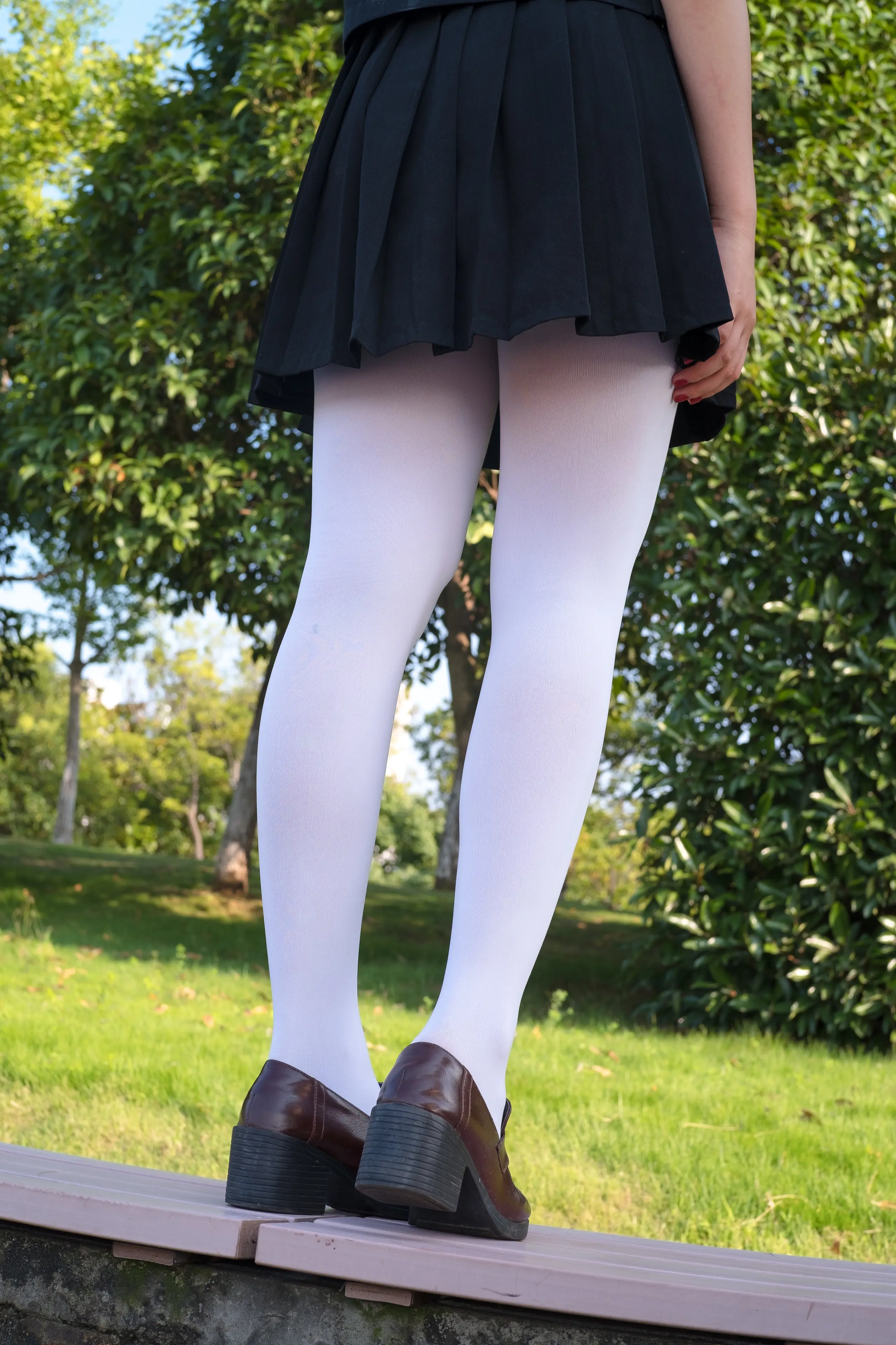 森萝财团 FREE 黑色制服白丝长腿 [39P]