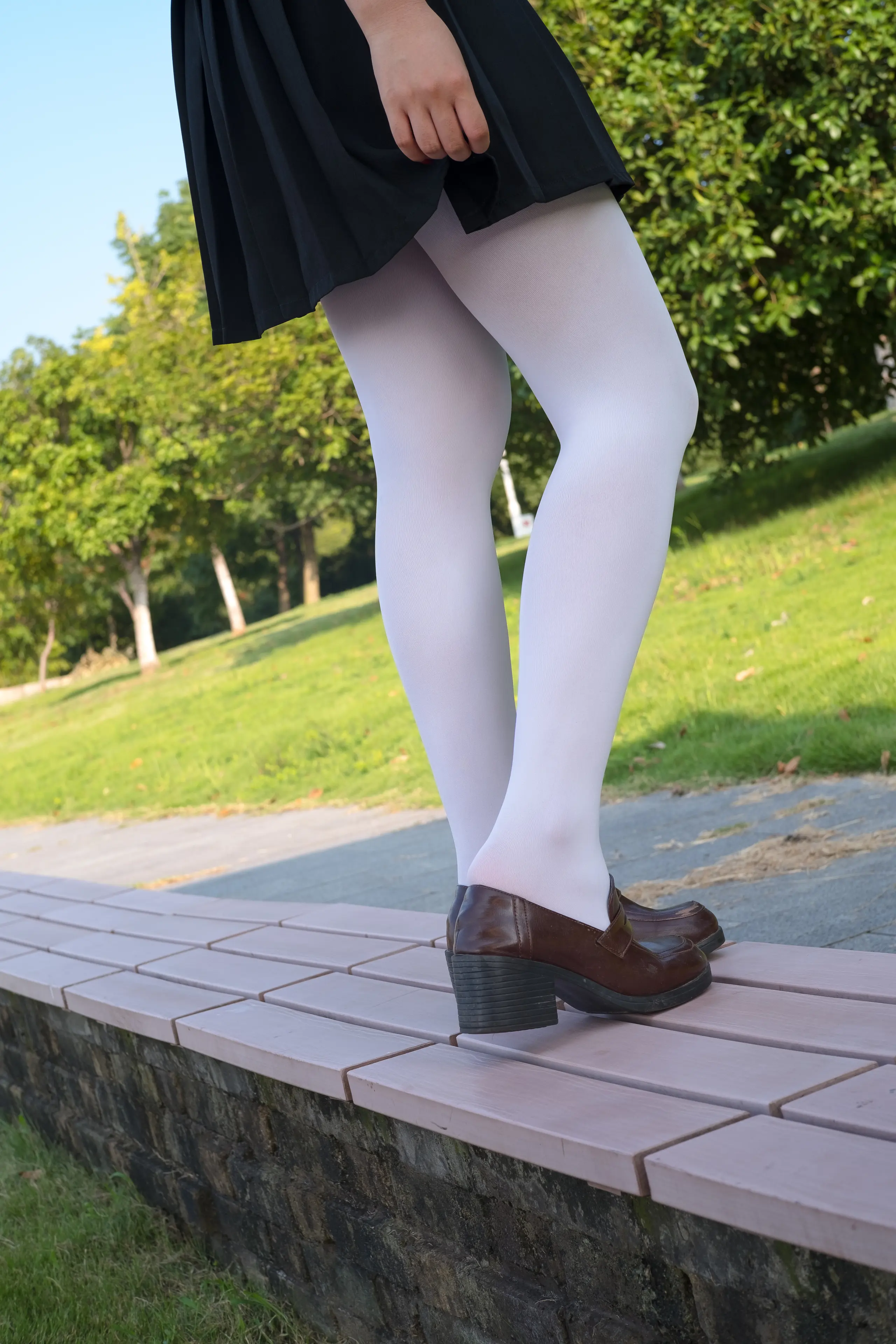 森萝财团 FREE 黑色制服白丝长腿 [39P]