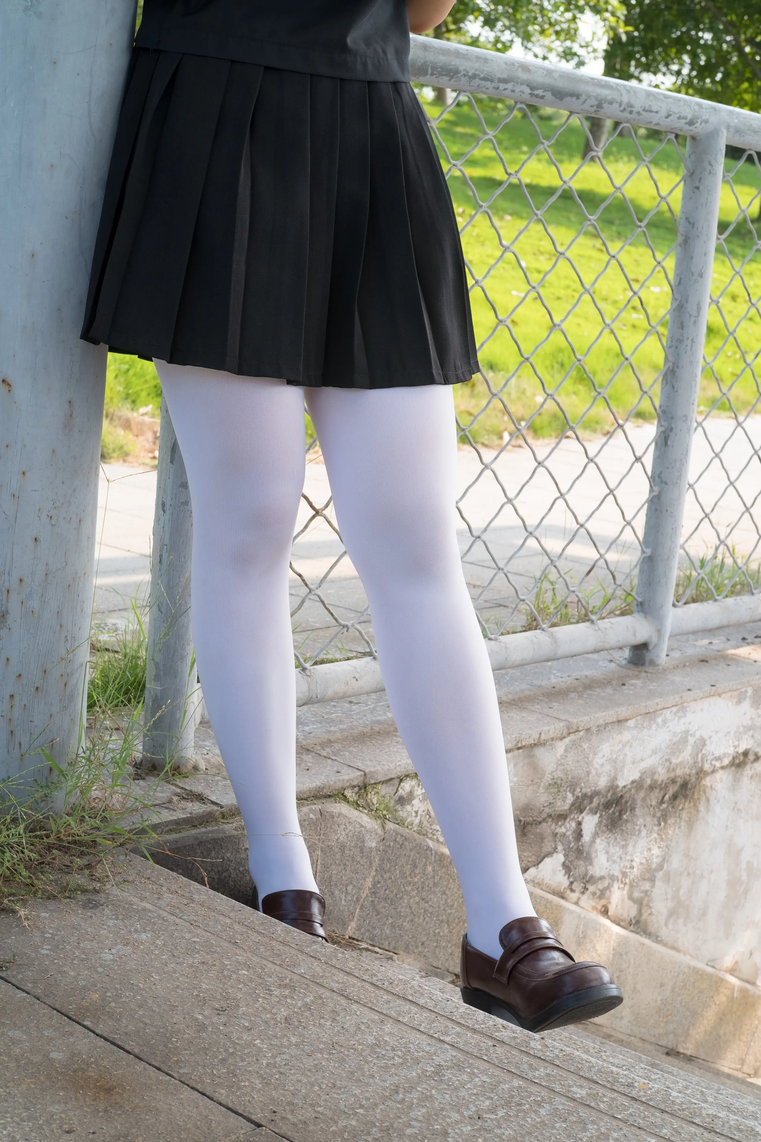 森萝财团 FREE 黑色制服白丝长腿 [39P]