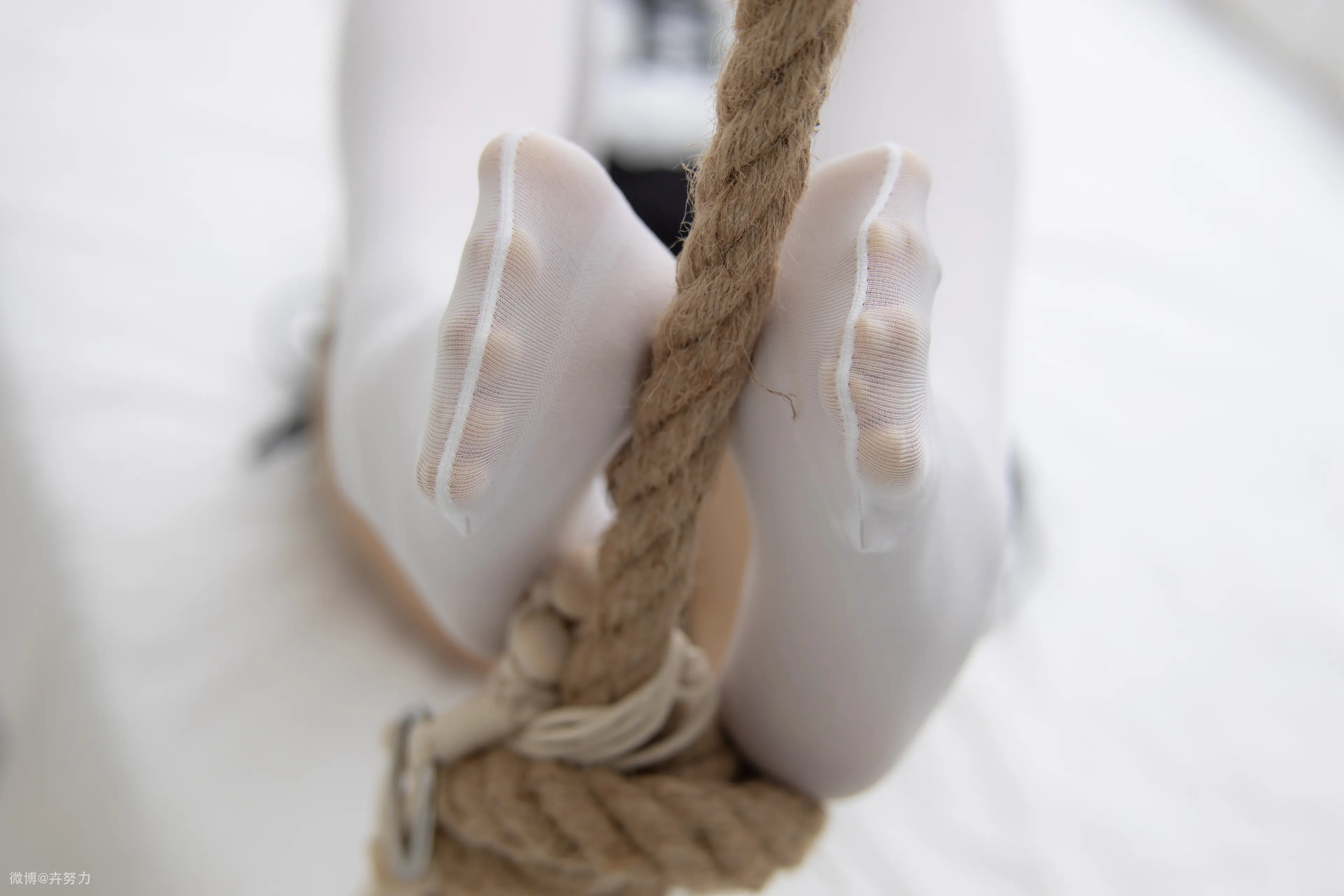 森萝财团 JKFUN 卉子 80D白色过膝袜 湿气很重的白色房间 [105P]