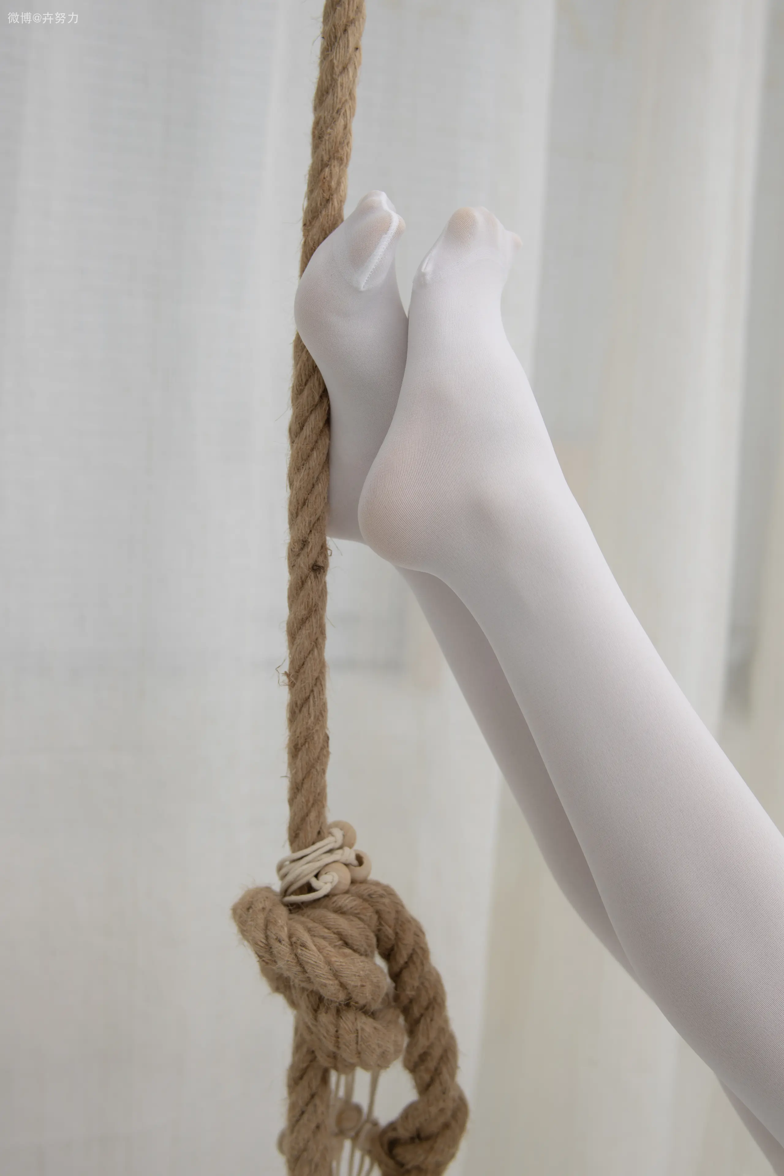 森萝财团 JKFUN 卉子 80D白色过膝袜 湿气很重的白色房间 [105P]