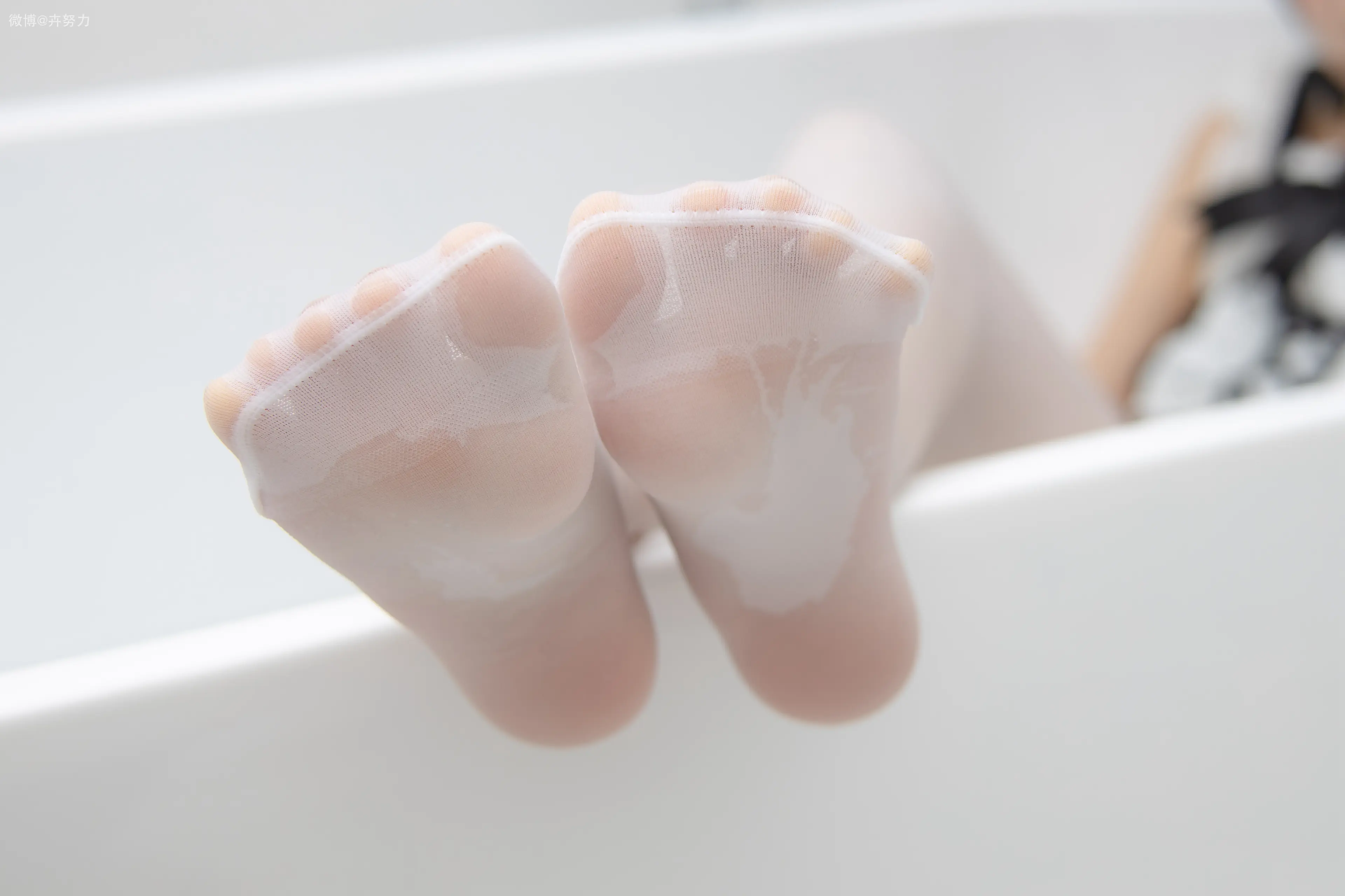 森萝财团 JKFUN 卉子 80D白色过膝袜 湿气很重的白色房间 [105P]