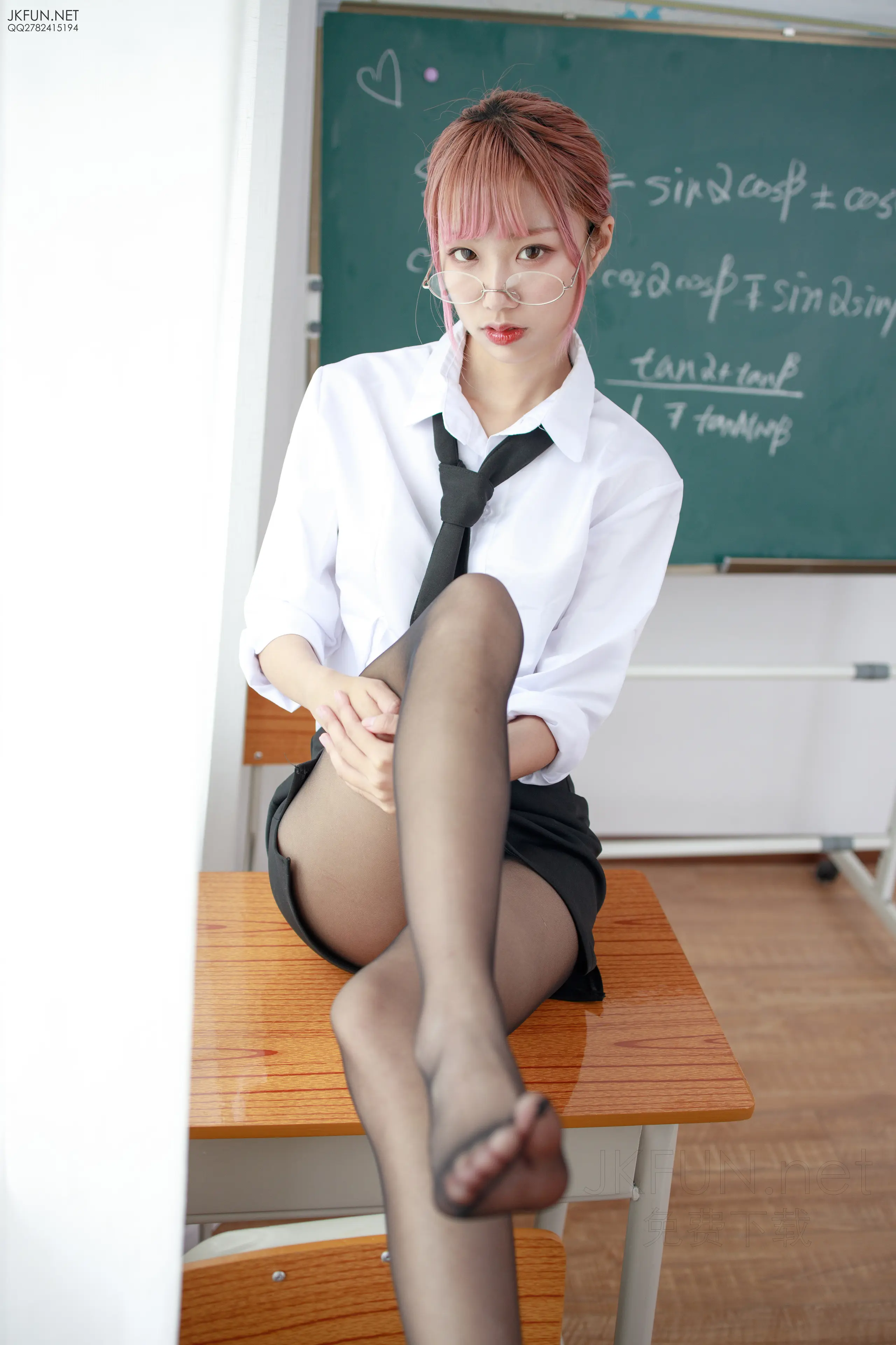 森萝财团 JKFUN 20D黑丝肉丝吊带袜 教师制服 [99P]