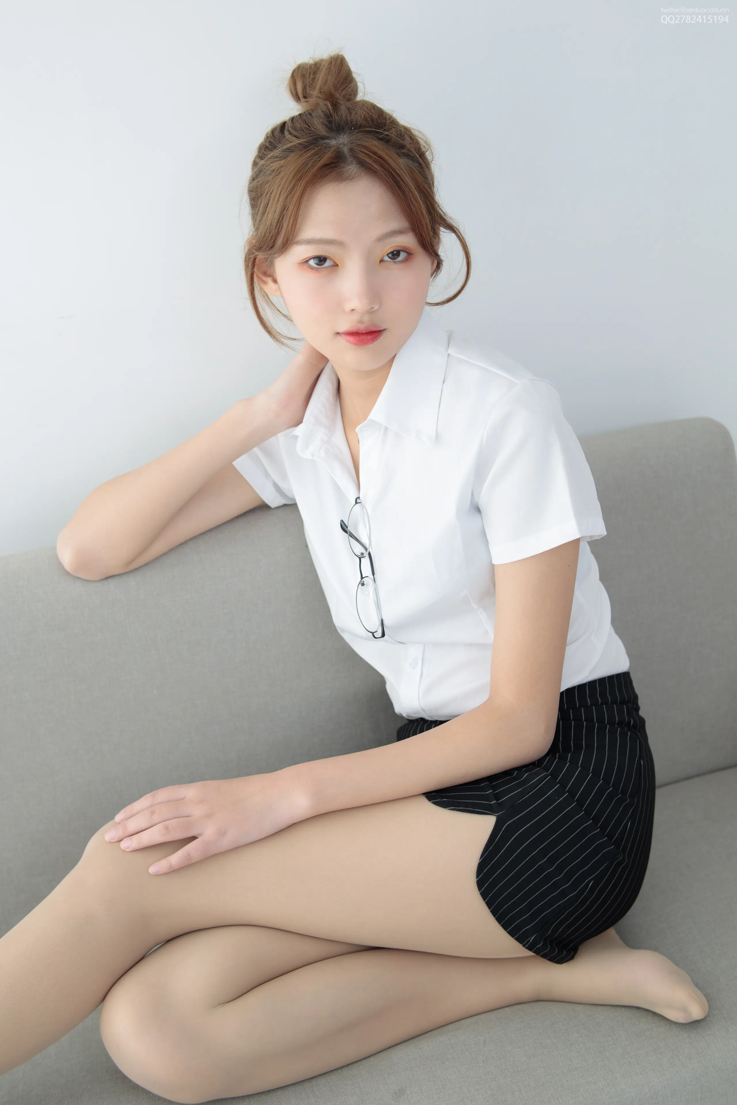 森萝财团 JKFUN 50D肉丝 OL一定要搭配眼镜 [63P]