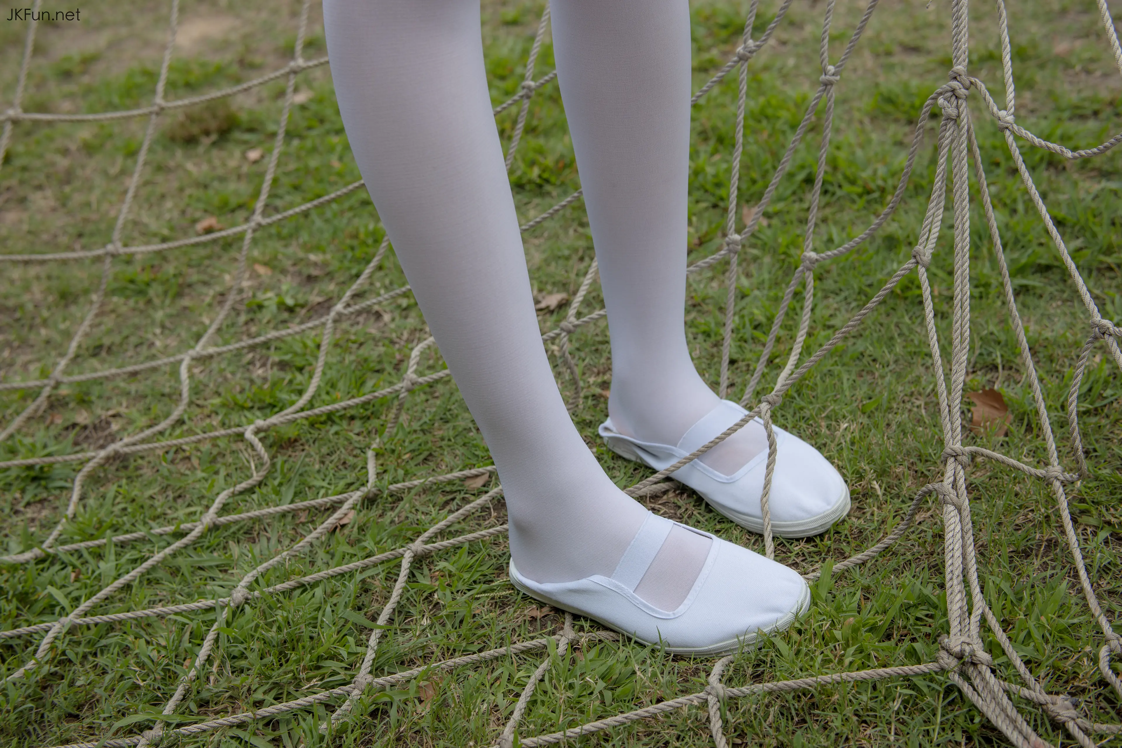 森萝财团 JKFUN Aika 80D白丝外景体操服 [107P]