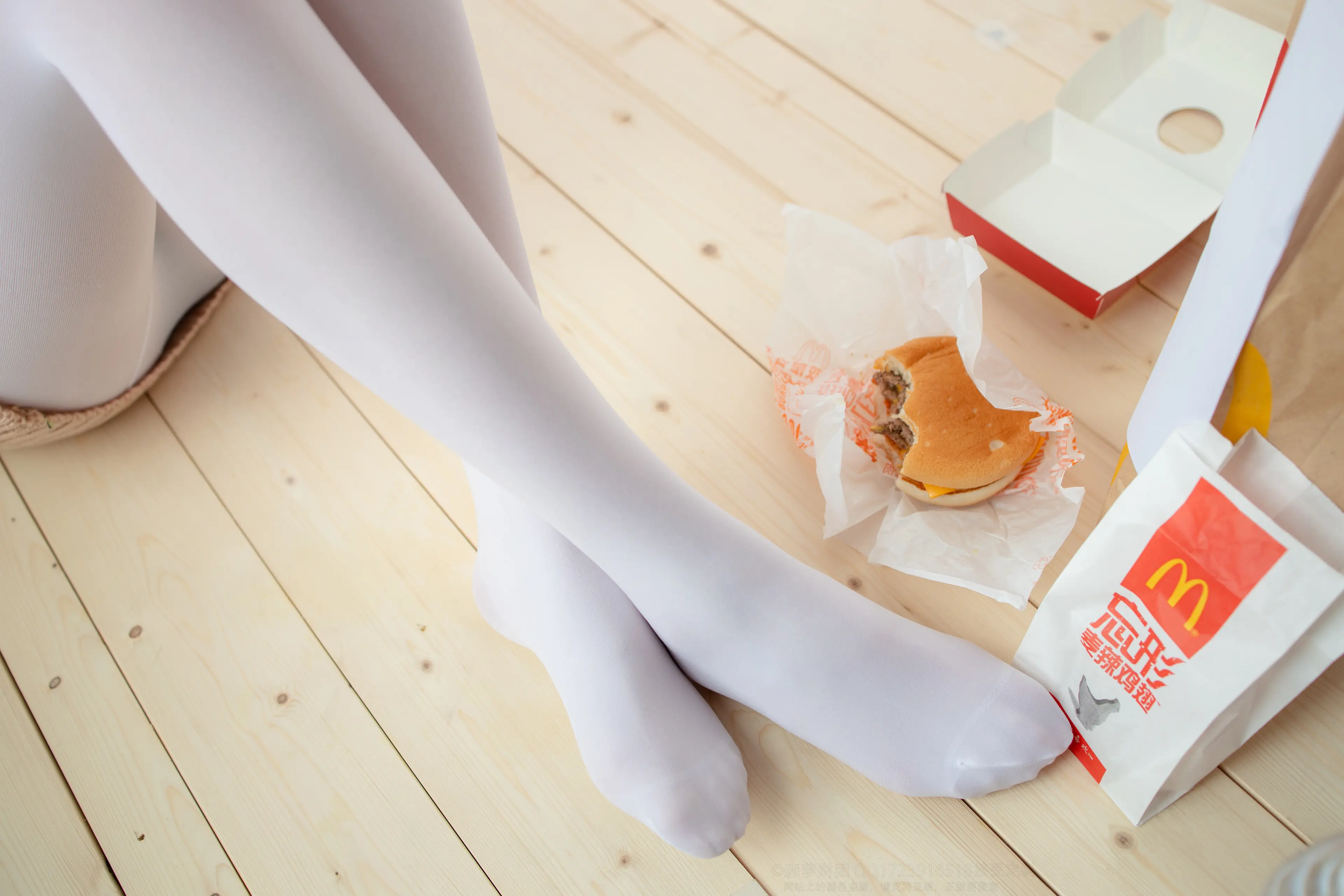 森萝财团 LOVEPLUS 露背毛衣80D白丝 [97P]