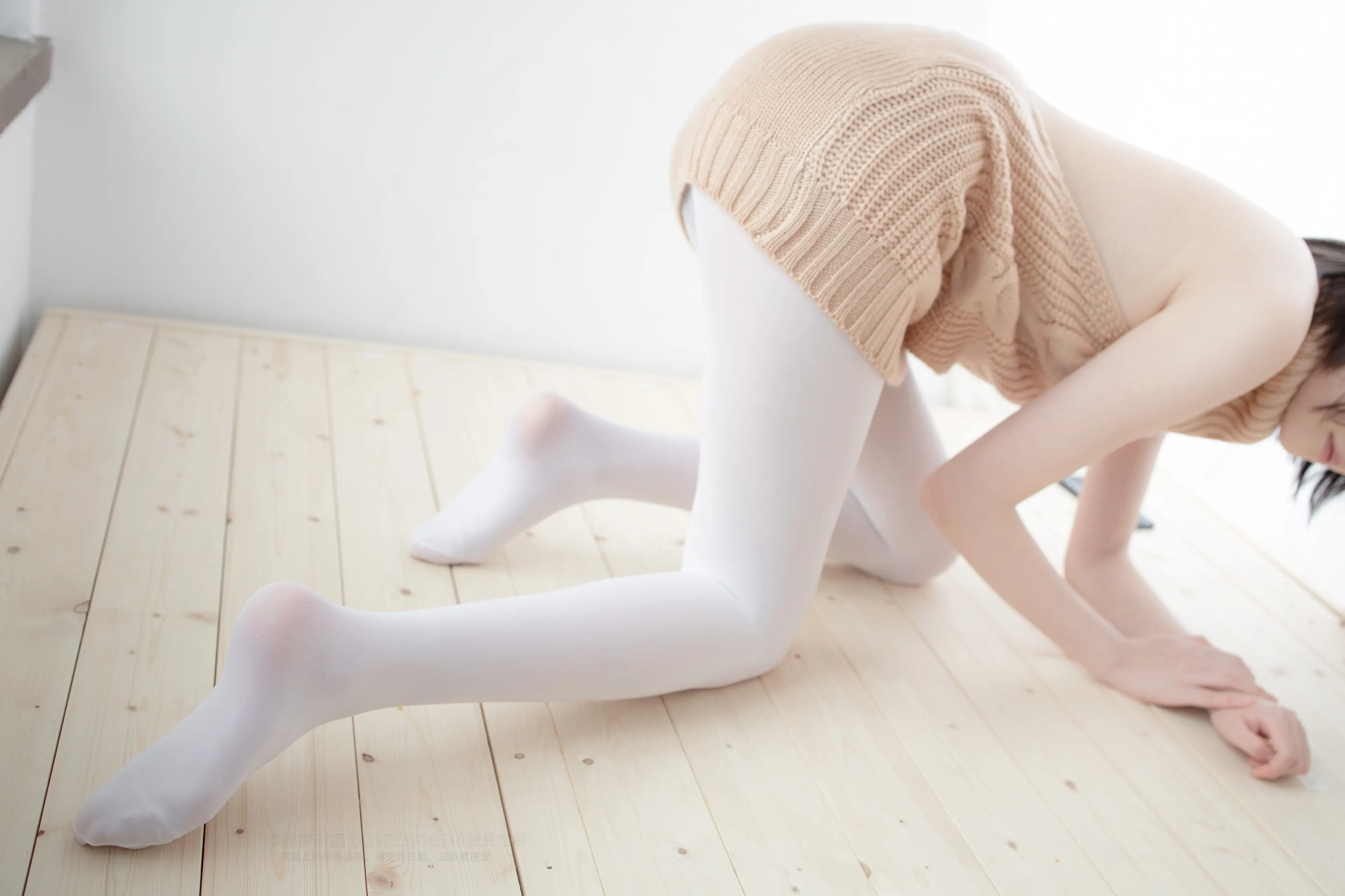 森萝财团 LOVEPLUS 露背毛衣80D白丝 [97P]