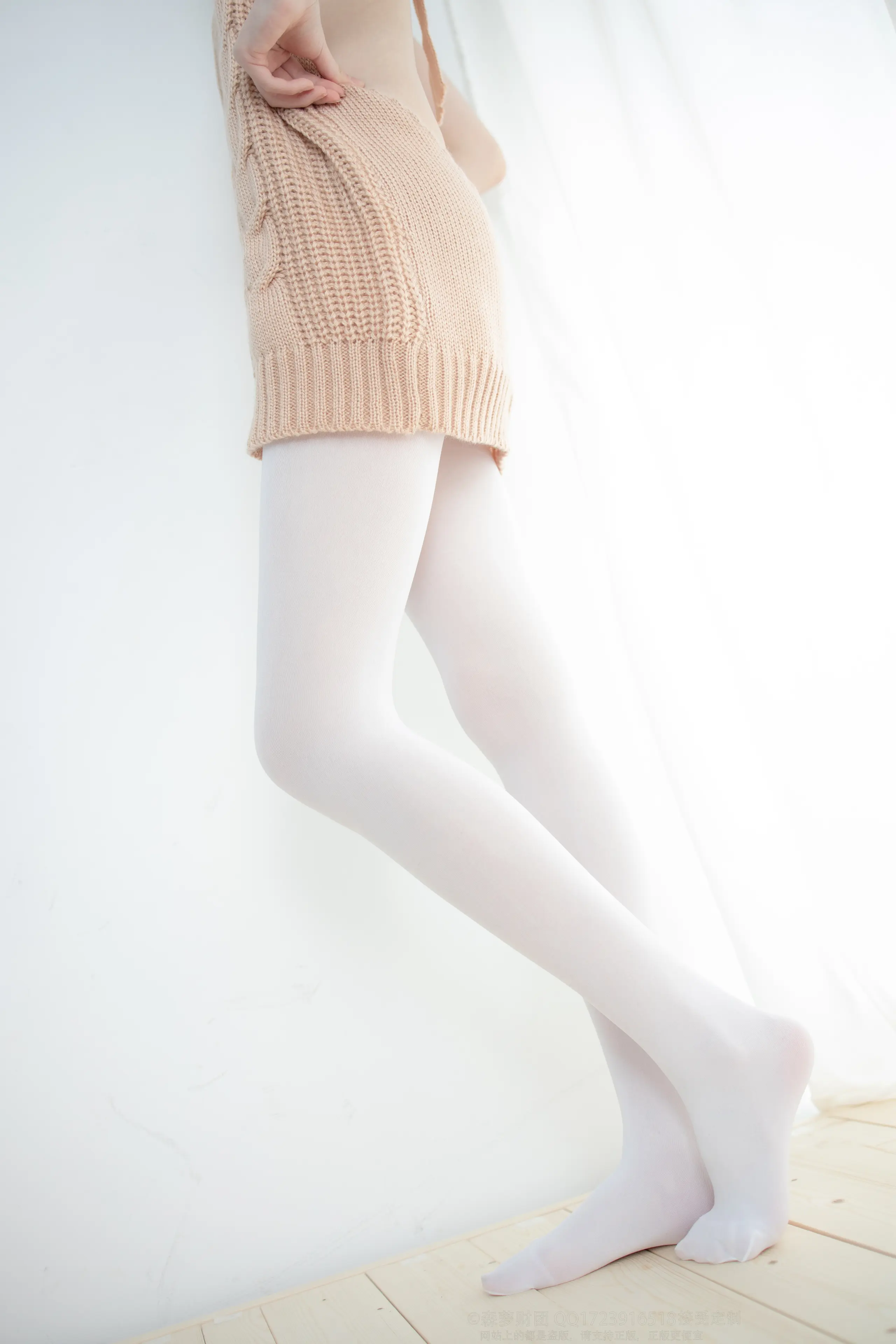 森萝财团 LOVEPLUS 露背毛衣80D白丝 [97P]