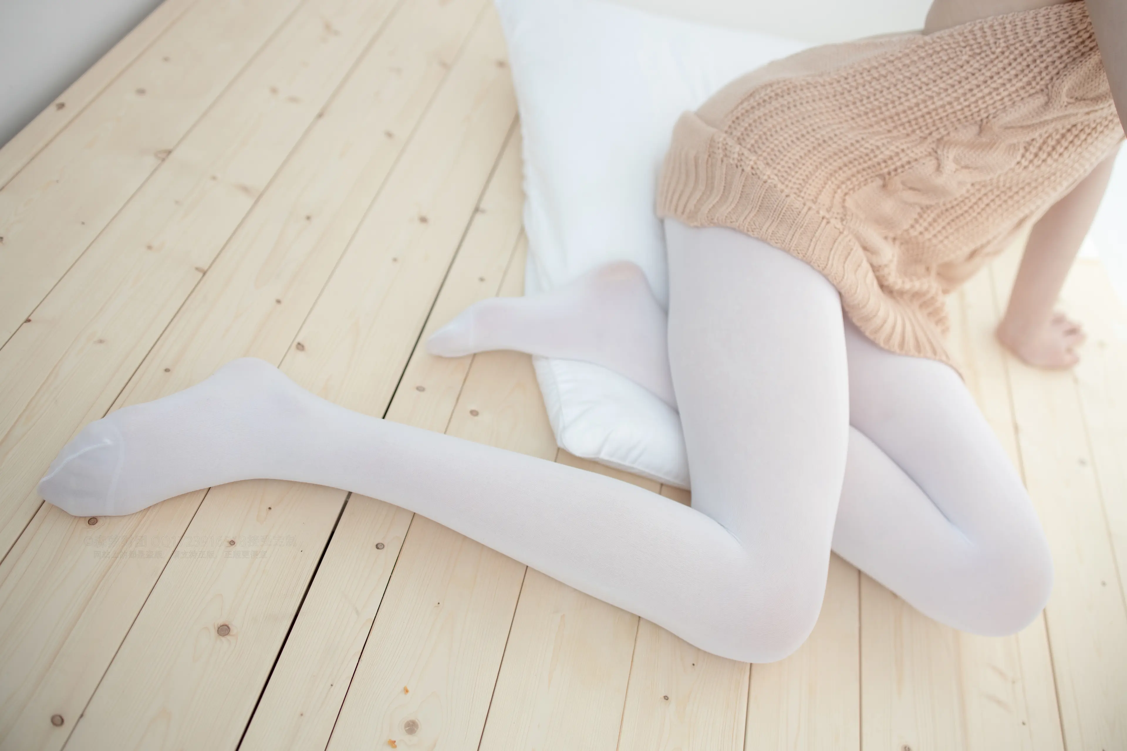 森萝财团 LOVEPLUS 露背毛衣80D白丝 [97P]