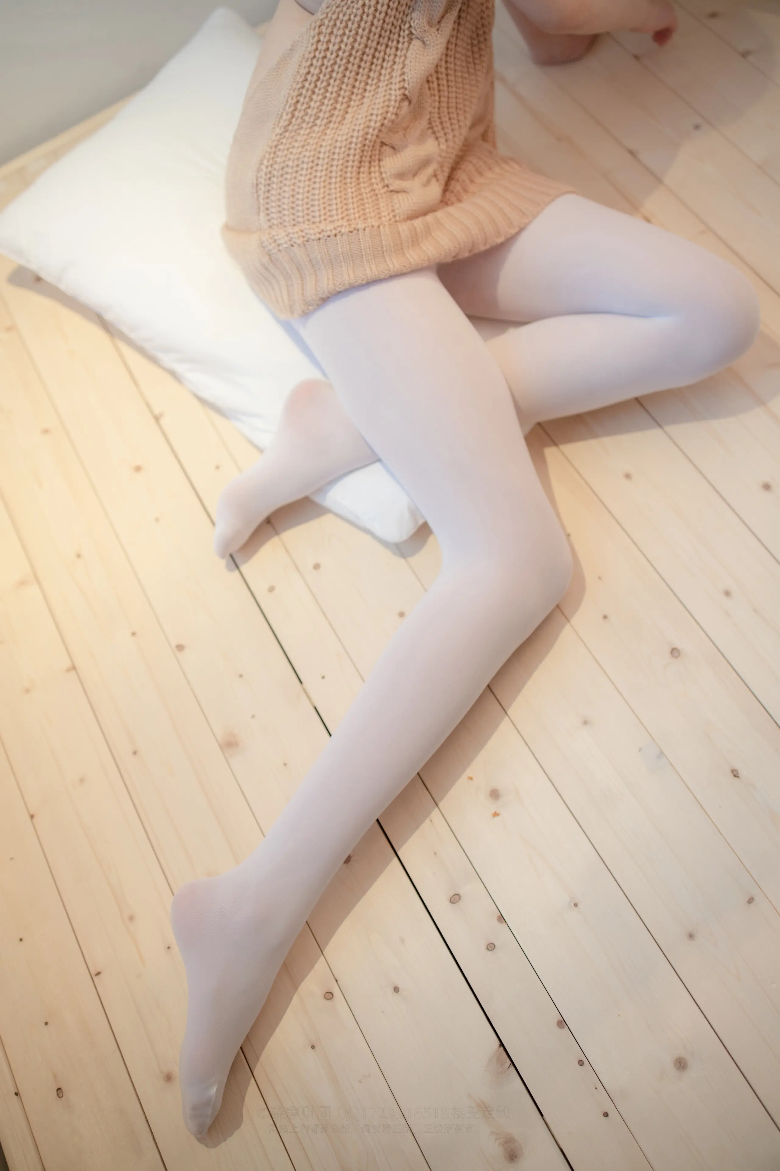 森萝财团 LOVEPLUS 露背毛衣80D白丝 [97P]